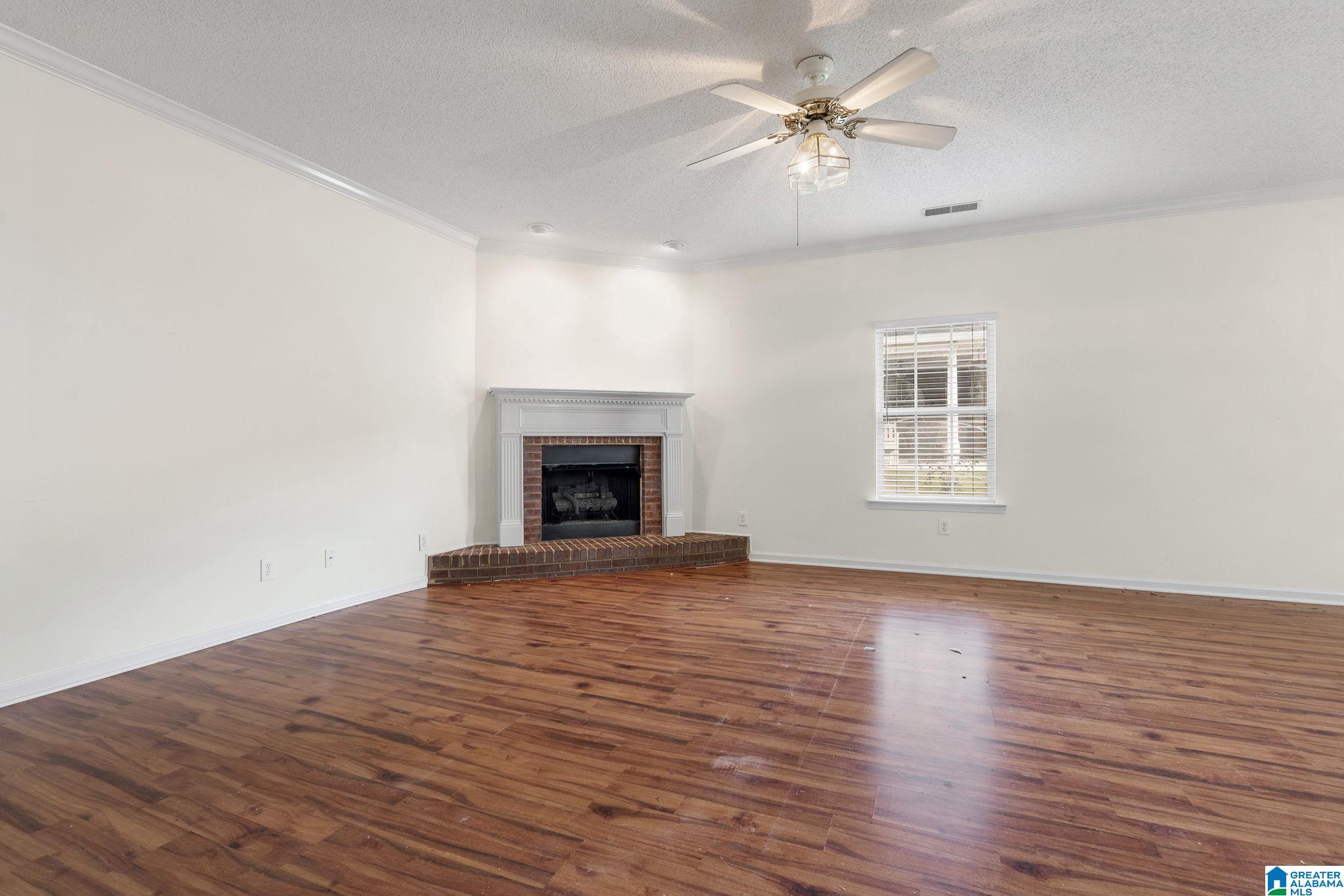 304 CREEKSIDE LANE