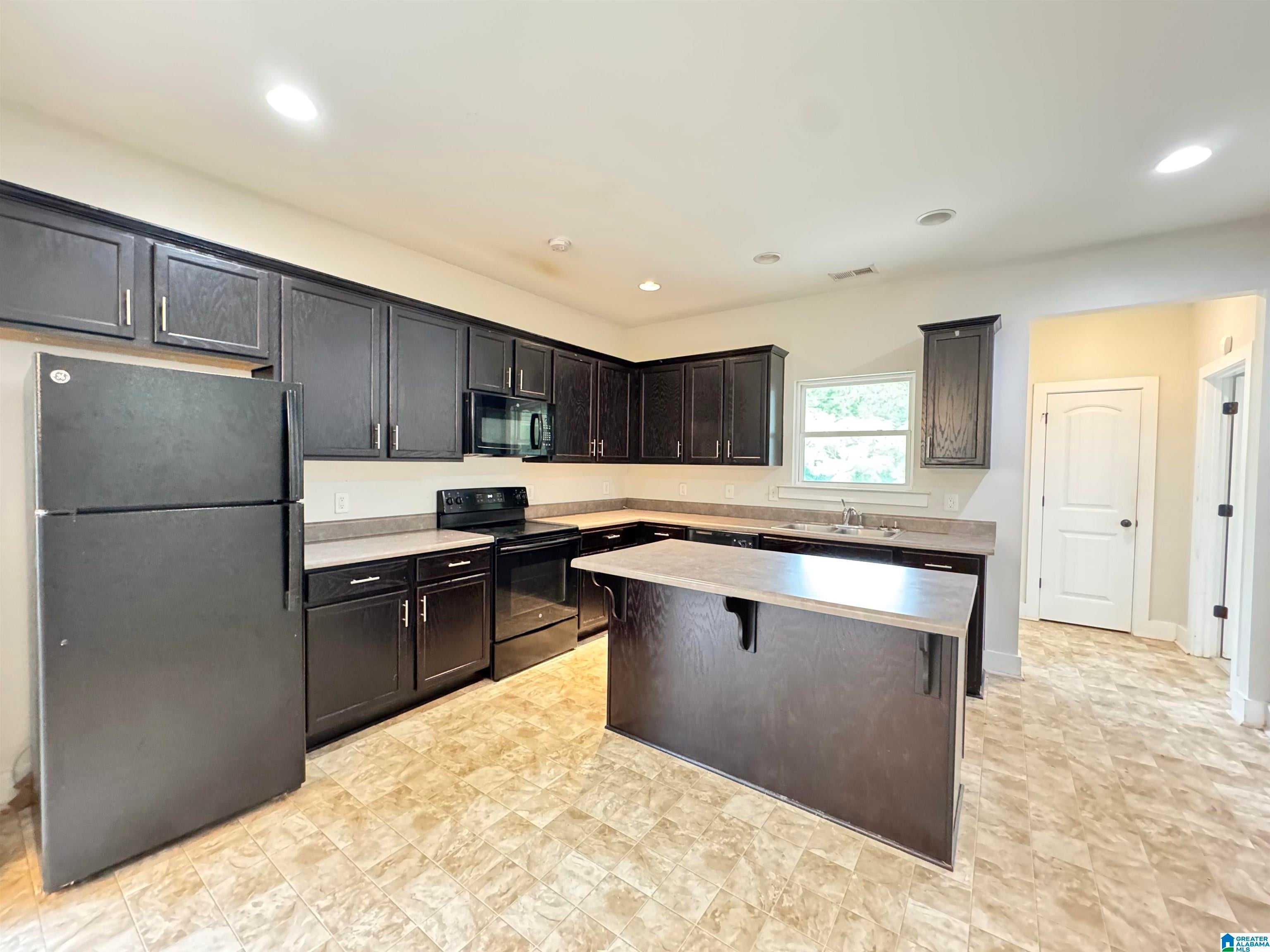 860 MAPLE TRACE