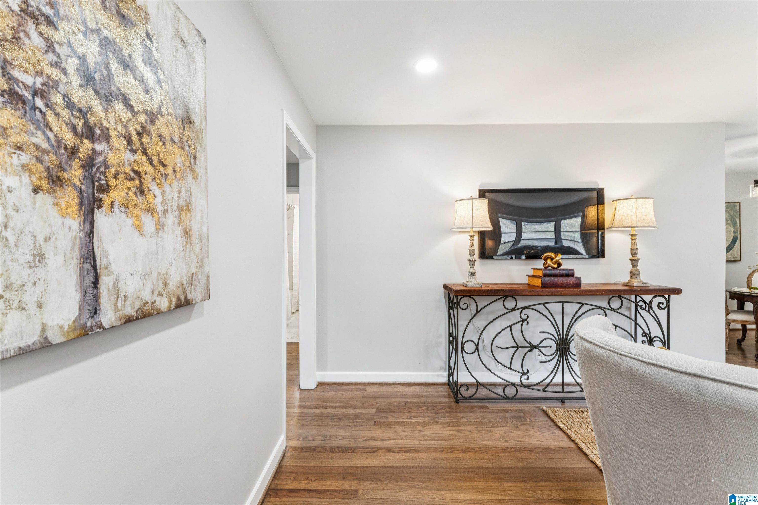 1041 SUNSET BOULEVARD