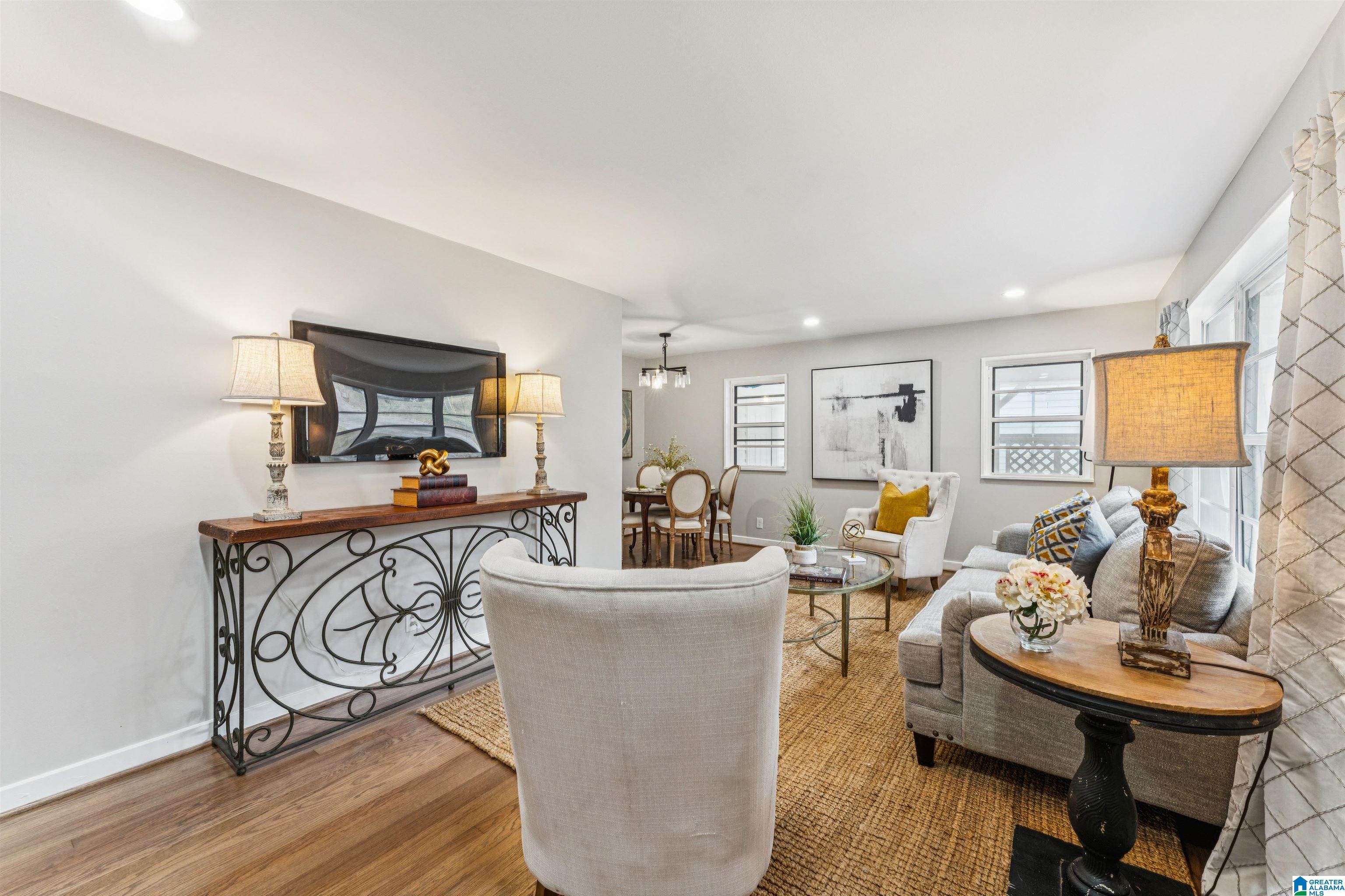 1041 SUNSET BOULEVARD