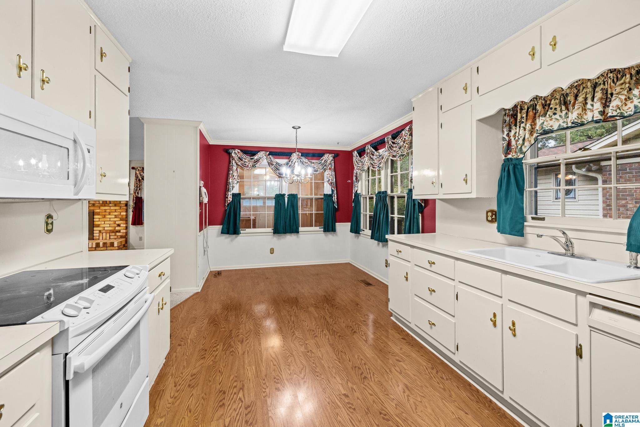 818 SHERMAN OAKS DRIVE