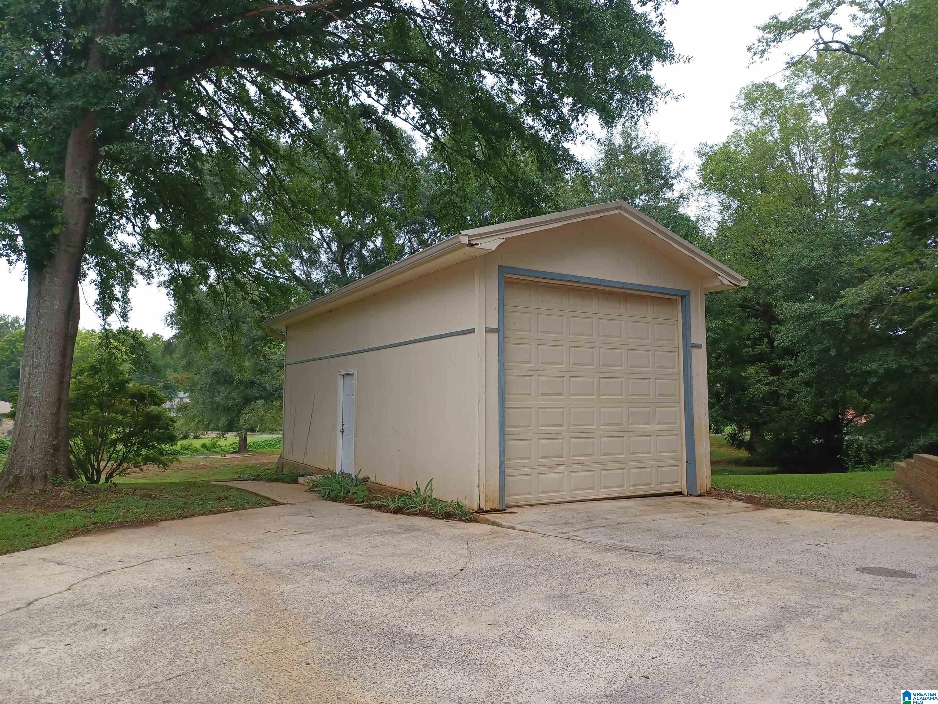 1012 DOGWOOD CIRCLE