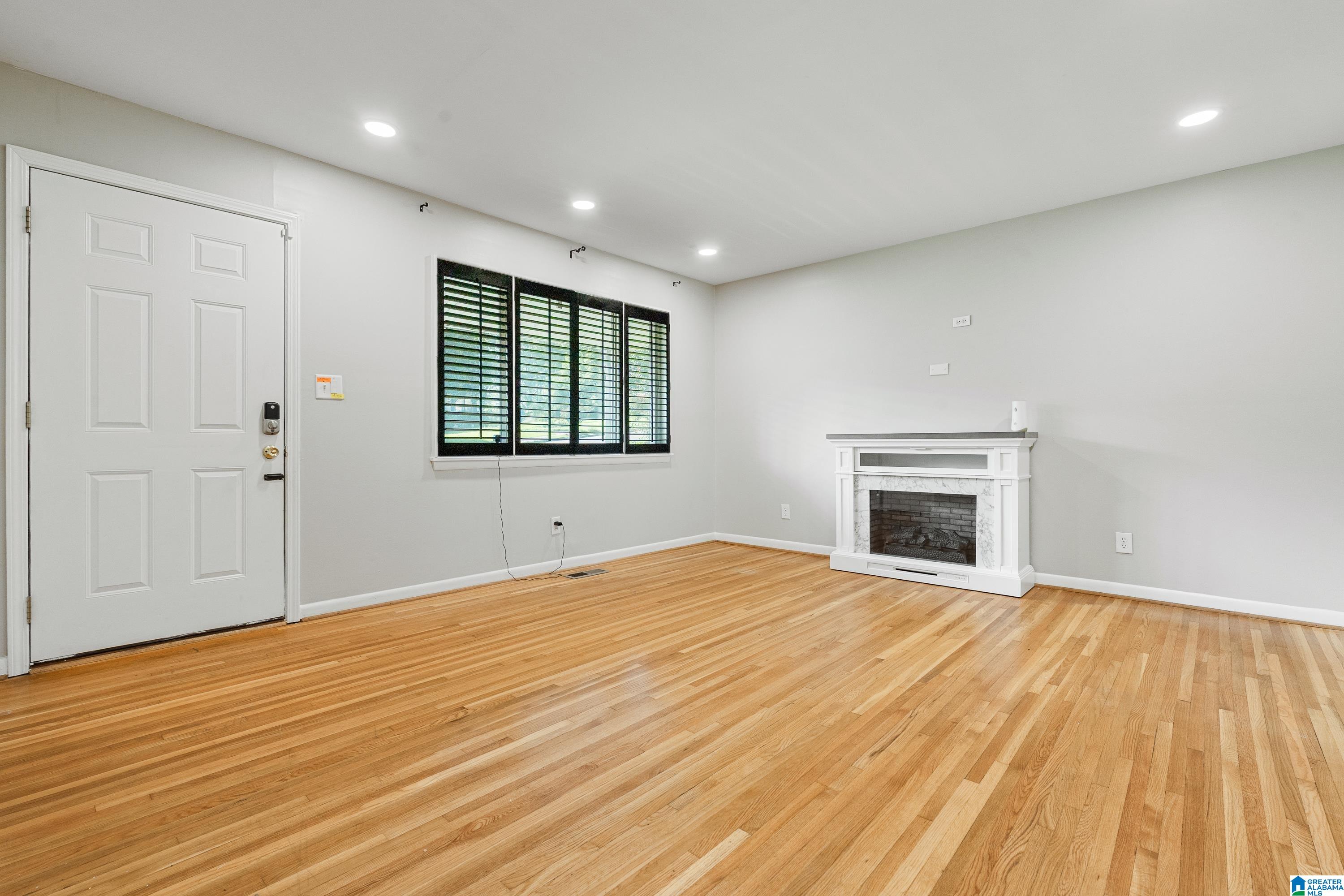 604 GRAVLEE LANE