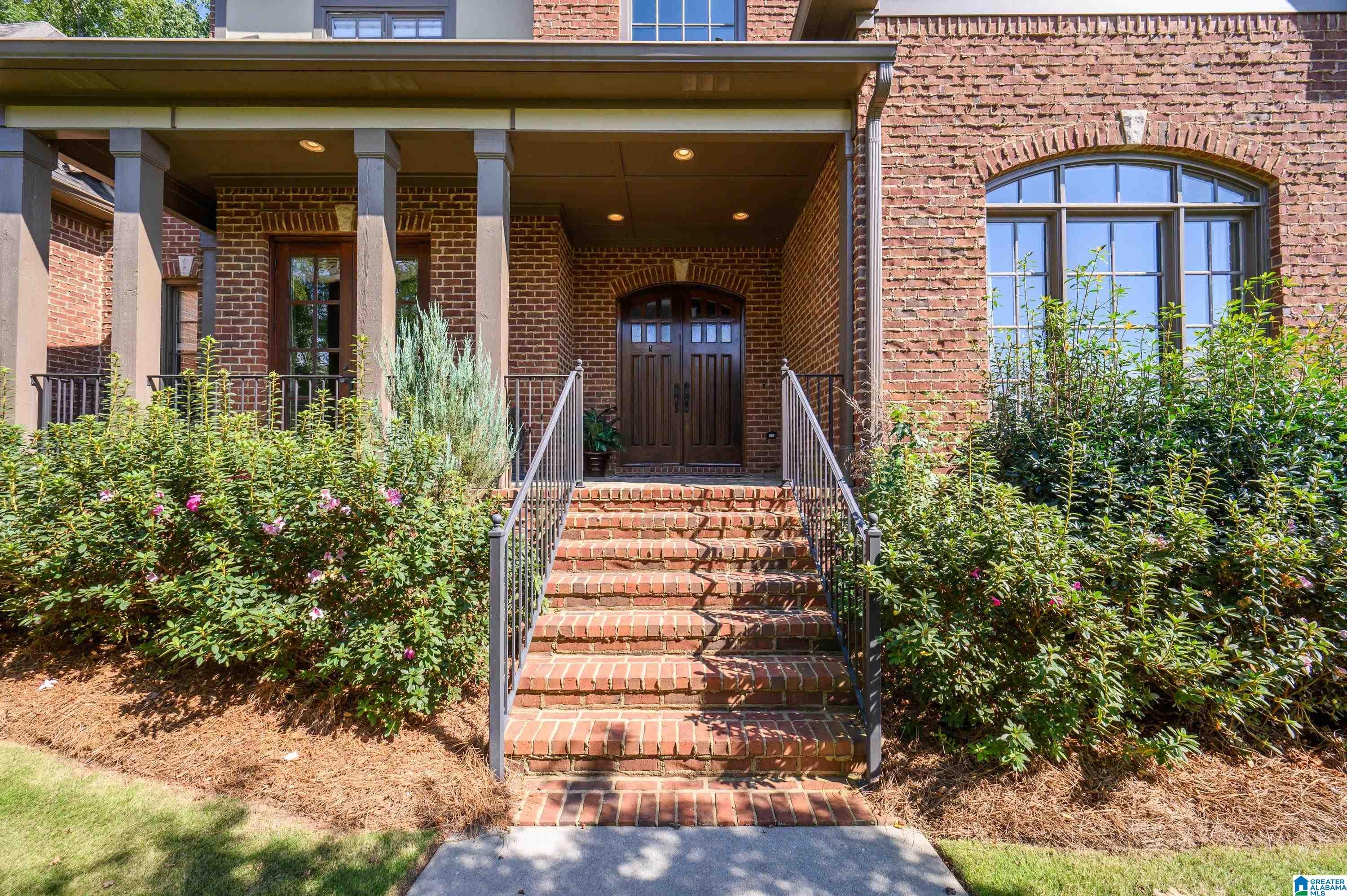 1009 HILLSIDE CRESCENT