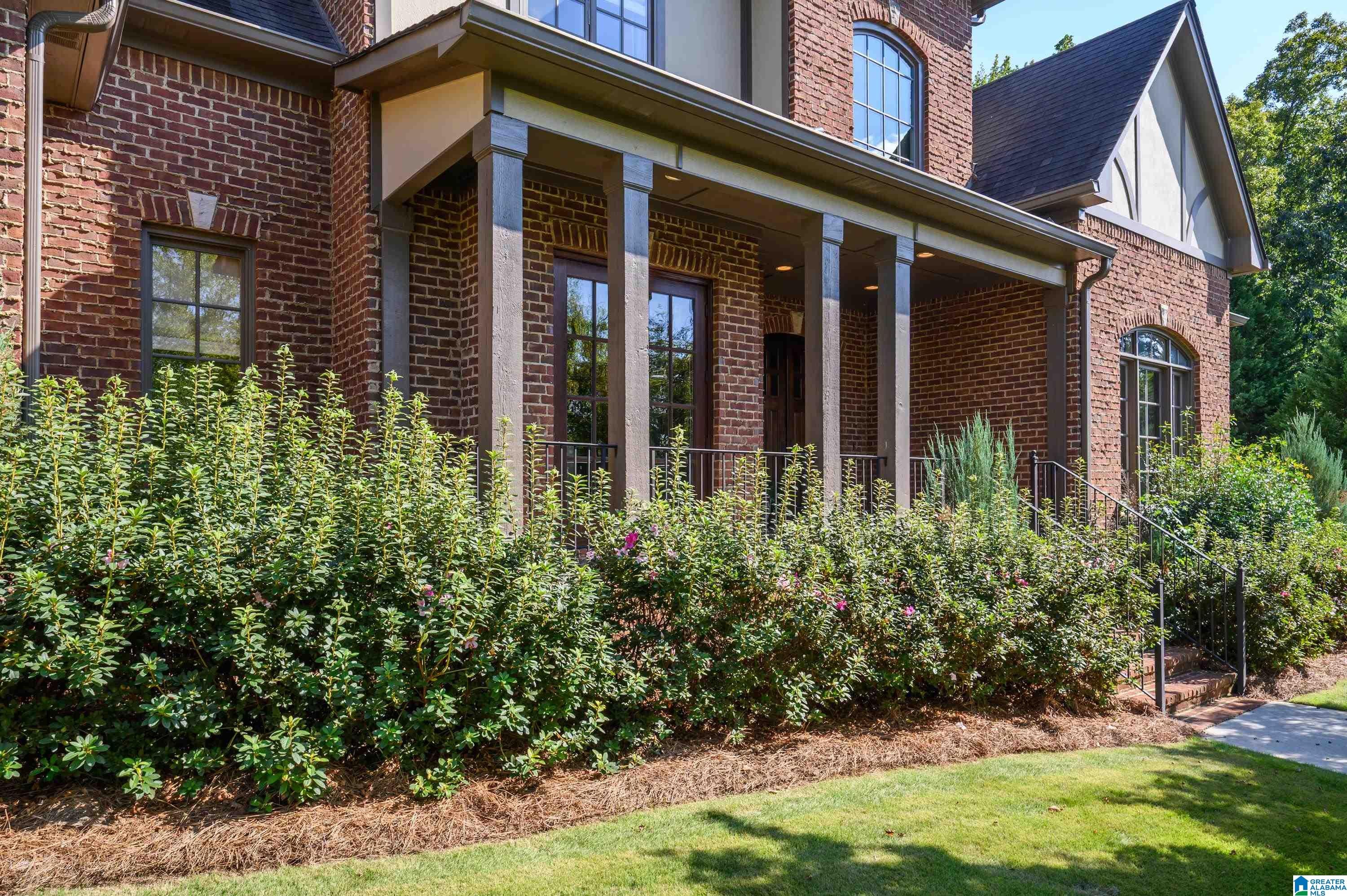 1009 HILLSIDE CRESCENT