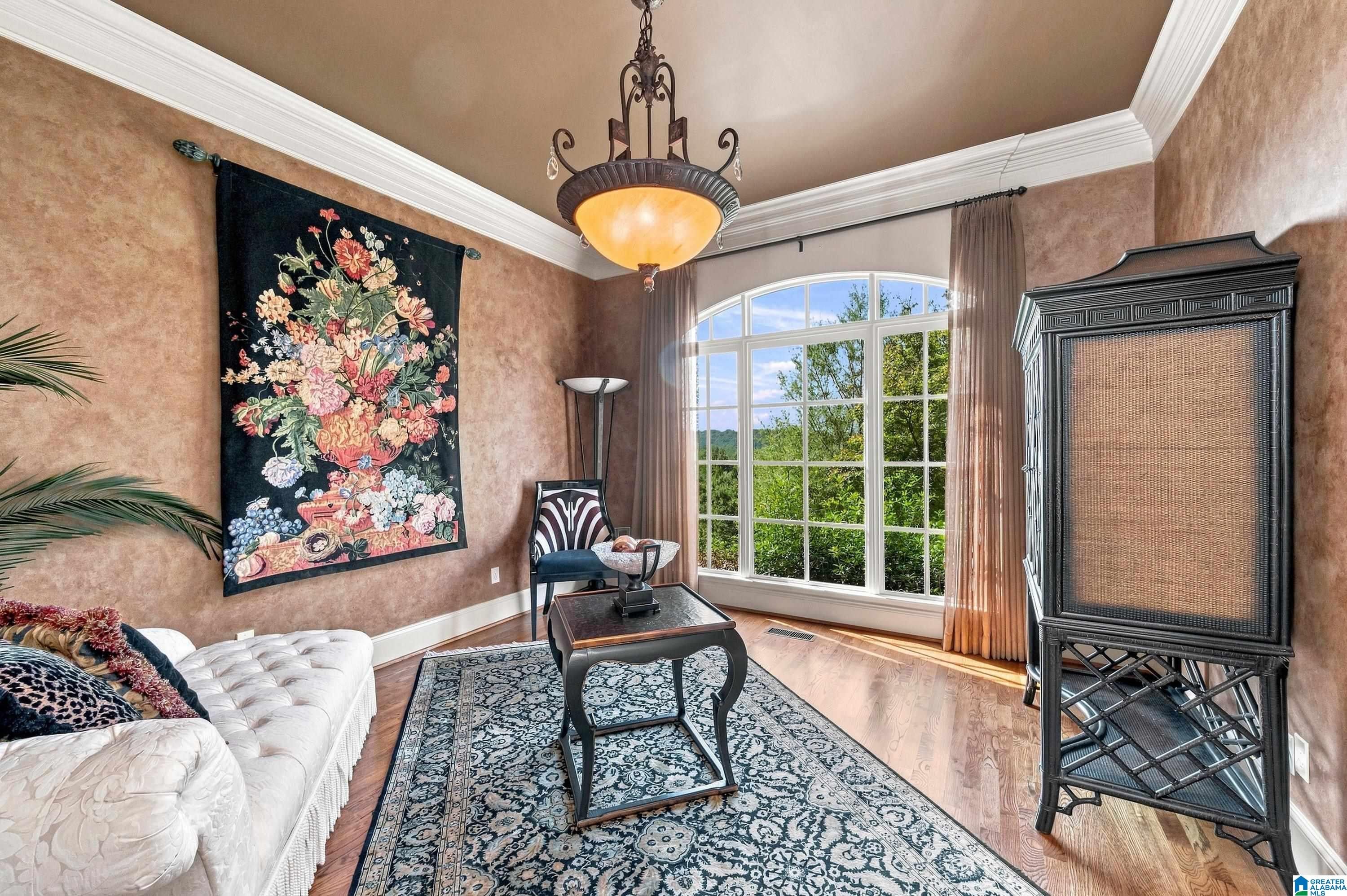 1009 HILLSIDE CRESCENT