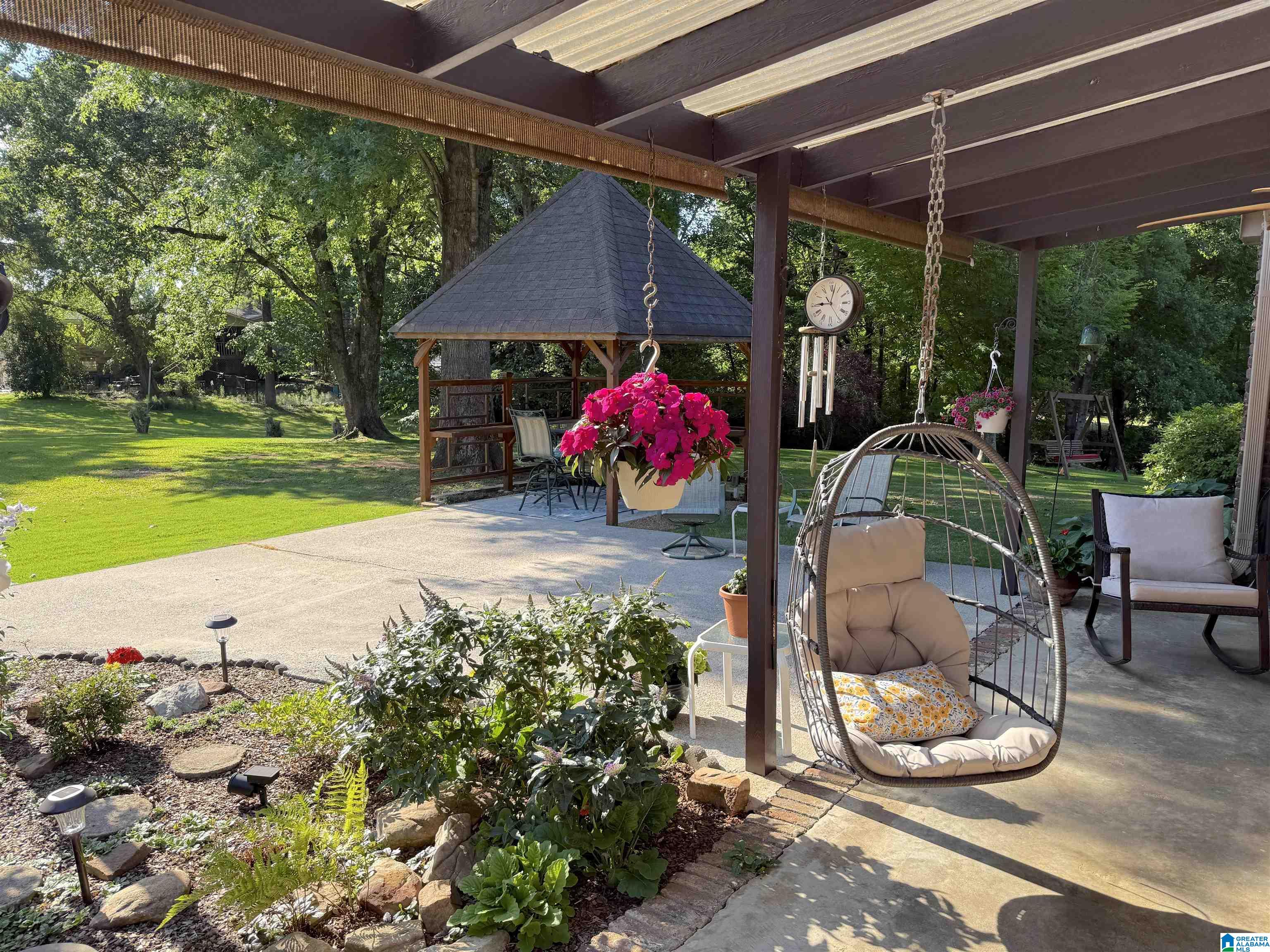 621 PINEVIEW DRIVE
