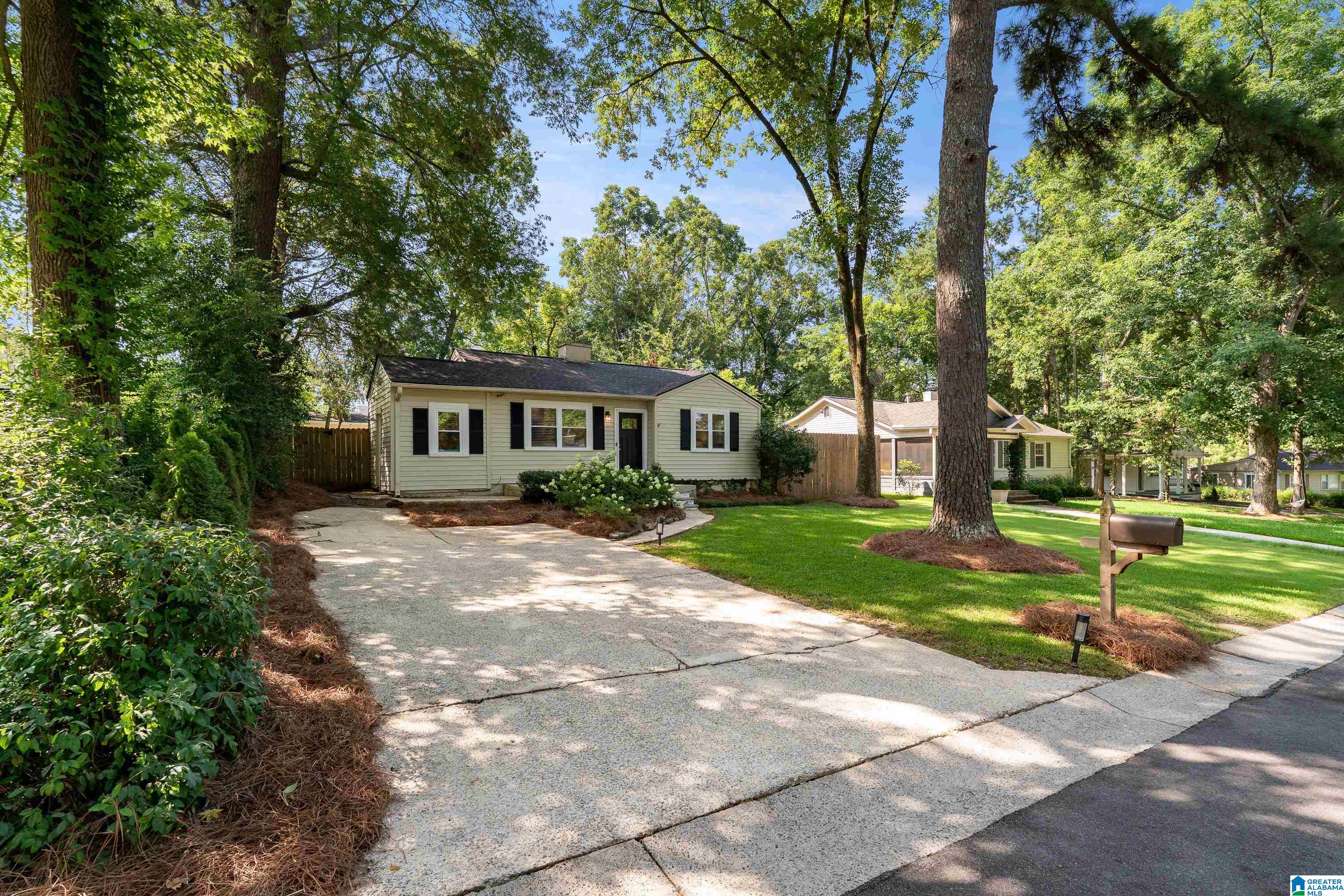 1129 KINGSBURY AVENUE