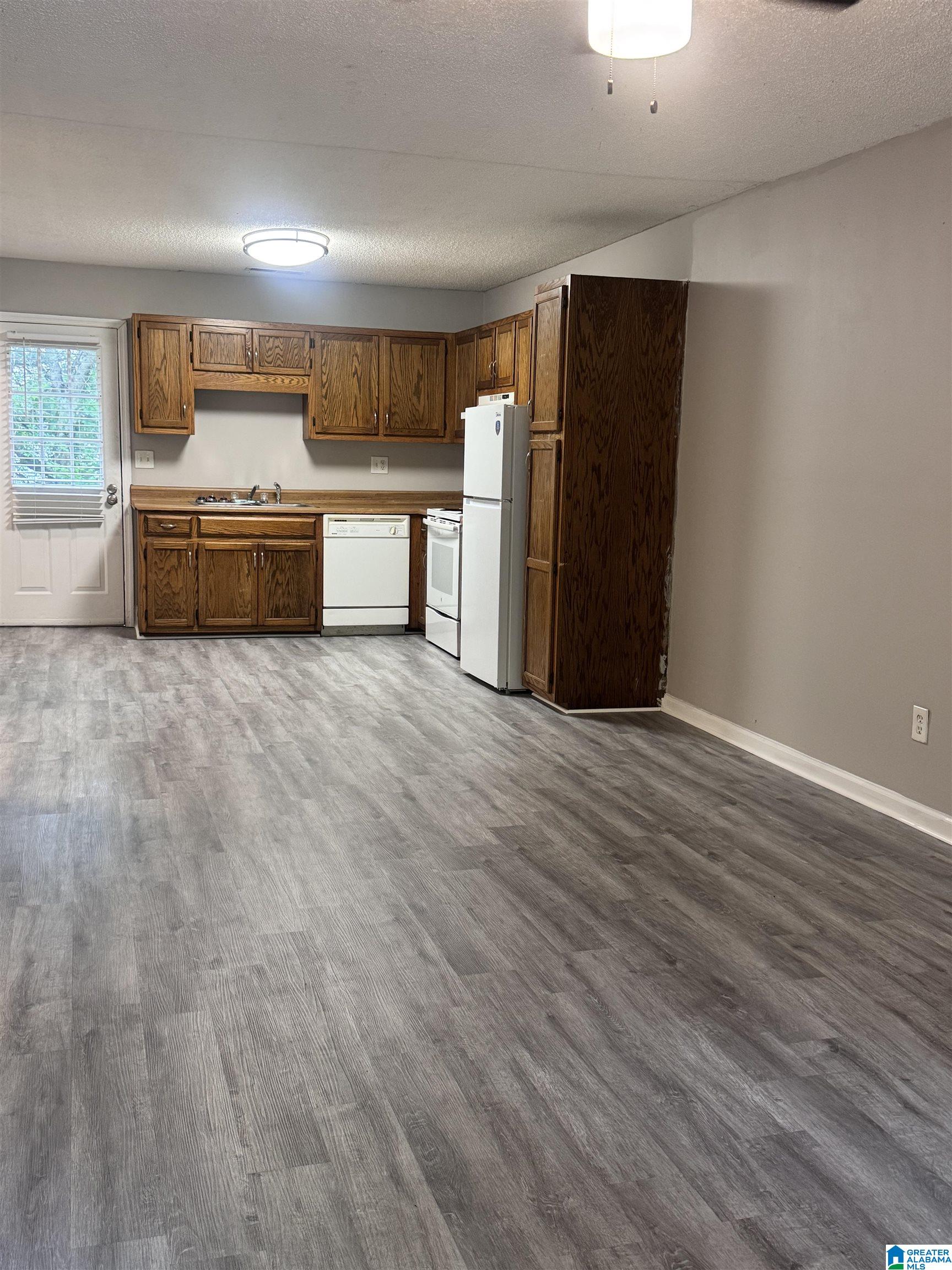 201 8TH AVENUE SW - Photo 2