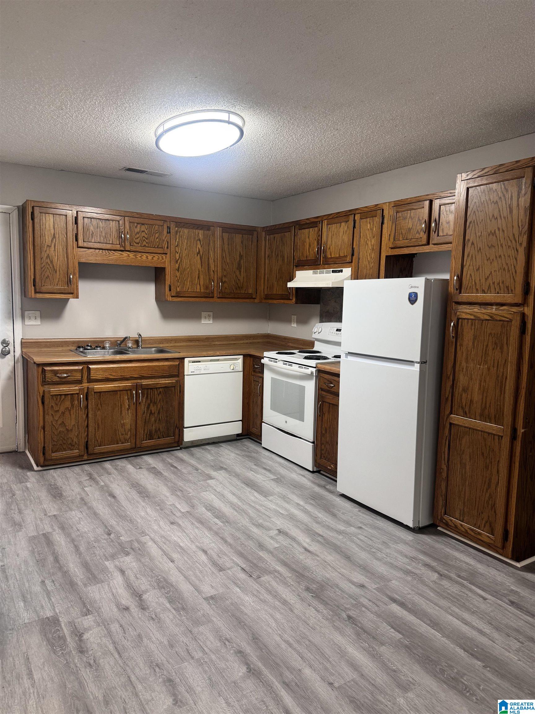 201 8TH AVENUE SW - Photo 3