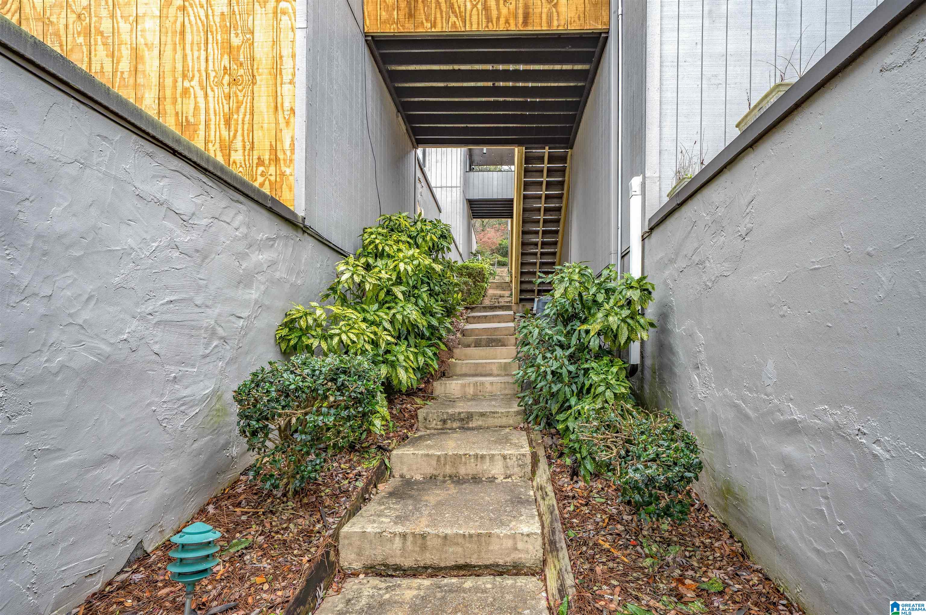 3350 ALTAMONT ROAD B7