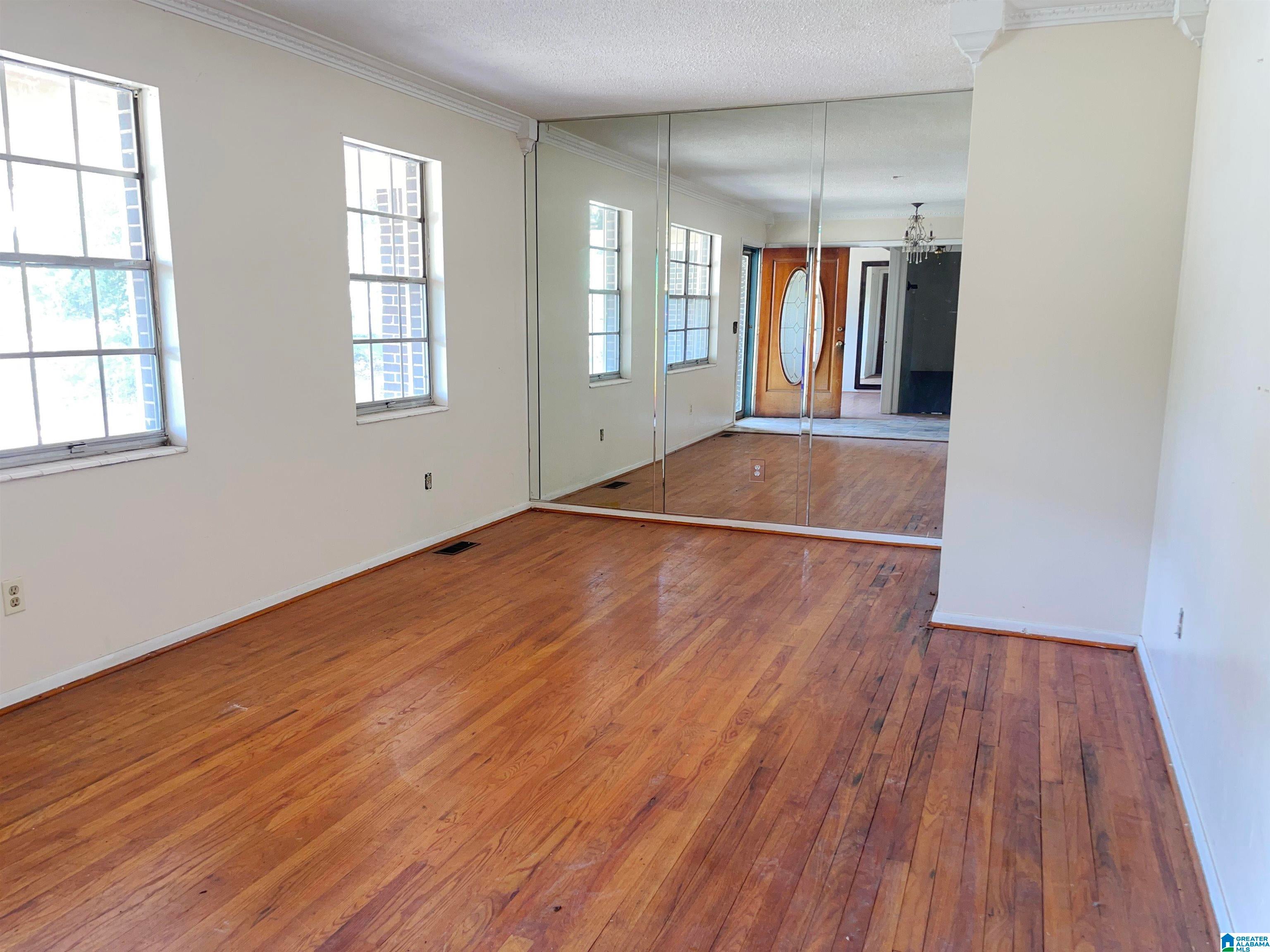 1005 BARCLAY DRIVE
