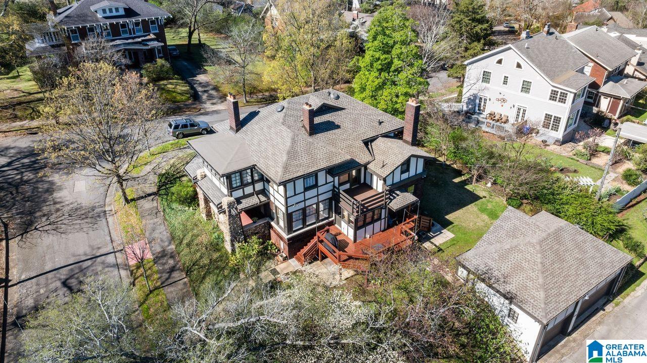 1069 LAKEVIEW CRESCENT