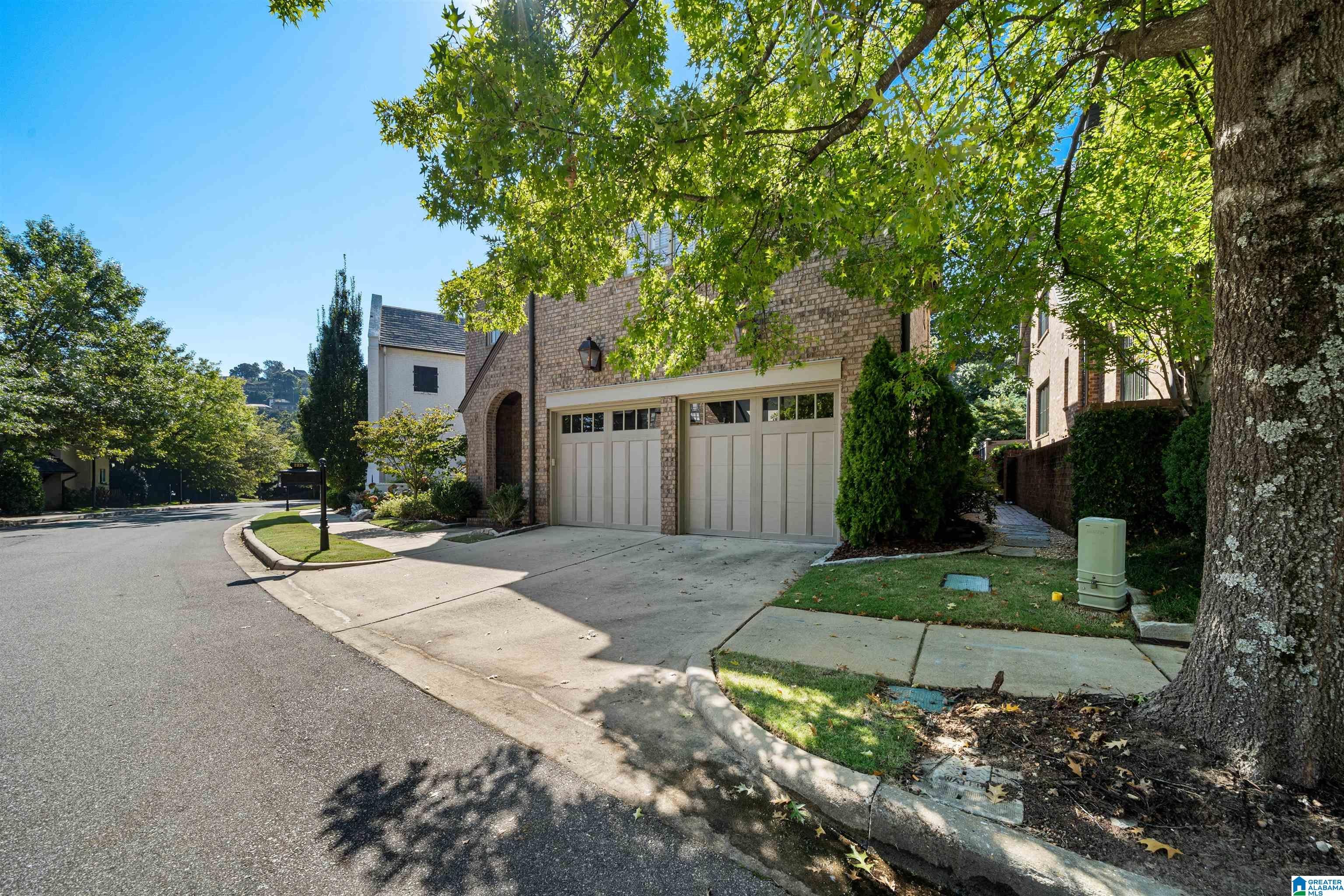 2325 HIGHLAND CRESCENT S