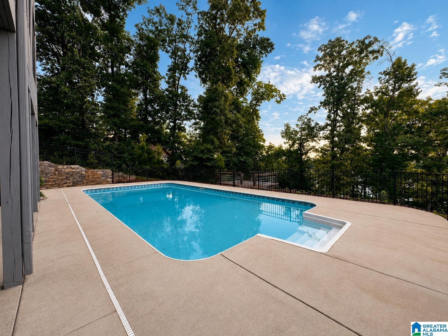 733 LAKEVIEW CREST DRIVE
