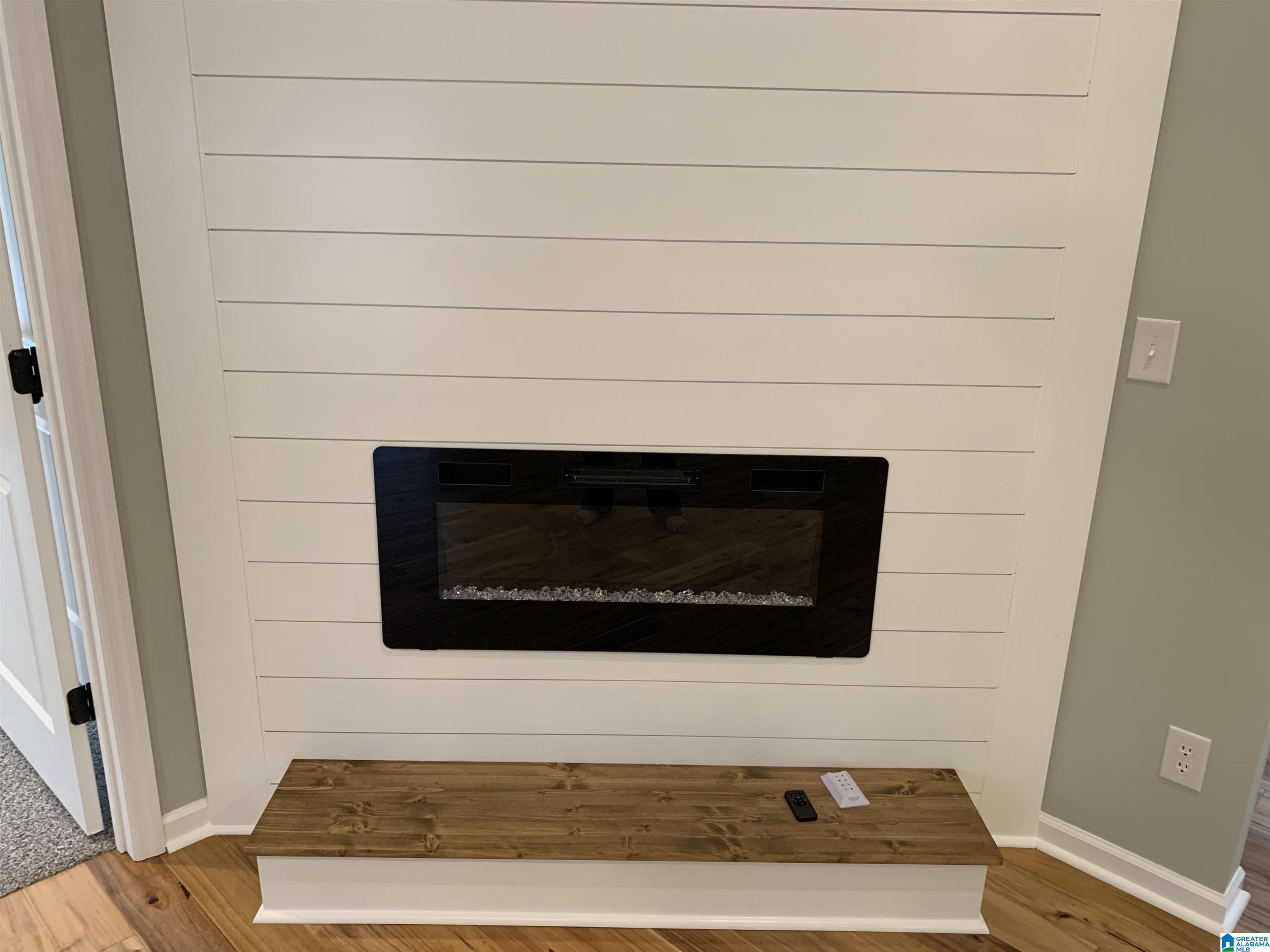 821 LAKESHORE CIRCLE