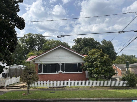 Photo of 318 E 16th Street, ANNISTON, AL 36207 (MLS # 21463454)