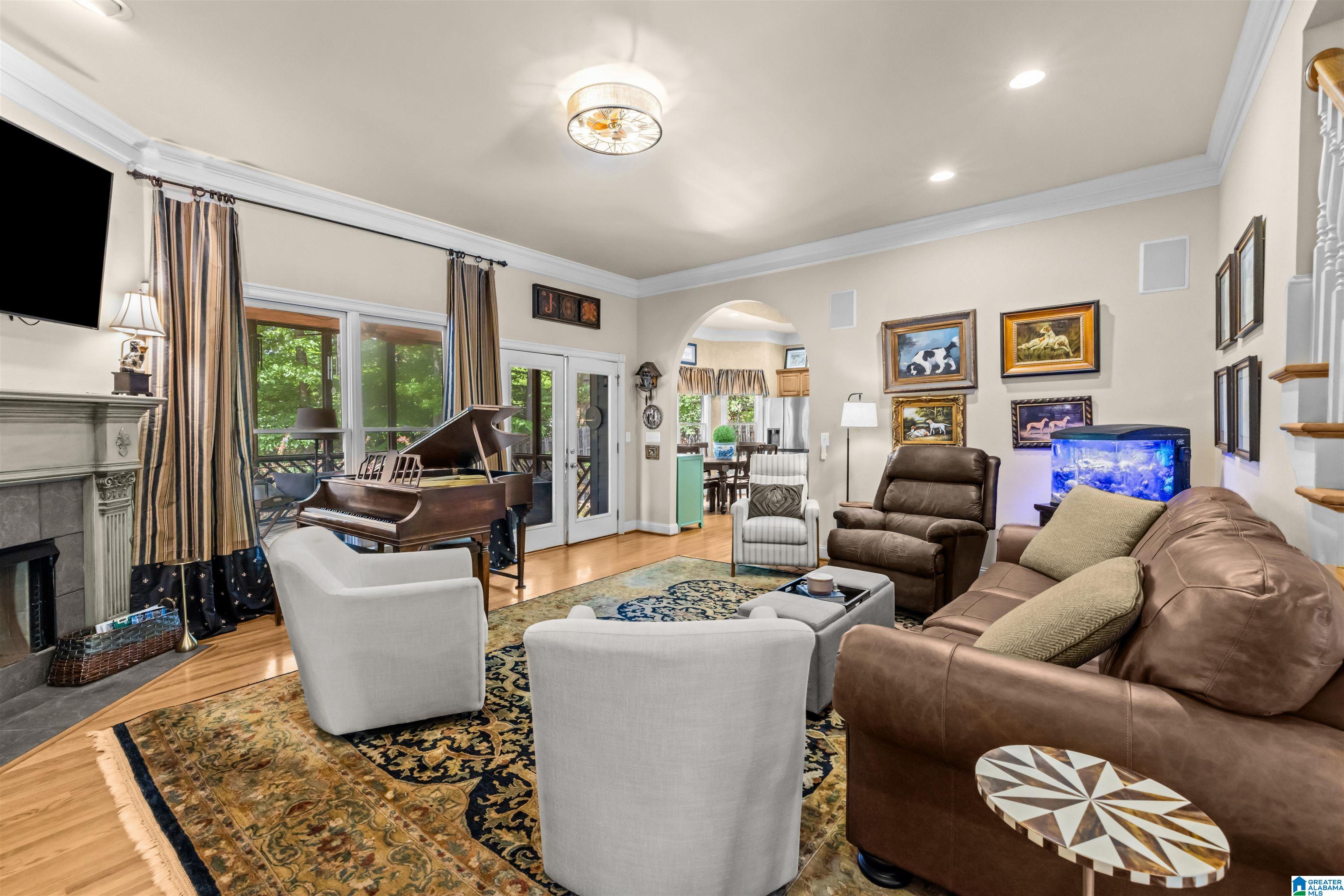 1006 FAIRMONT CIRCLE