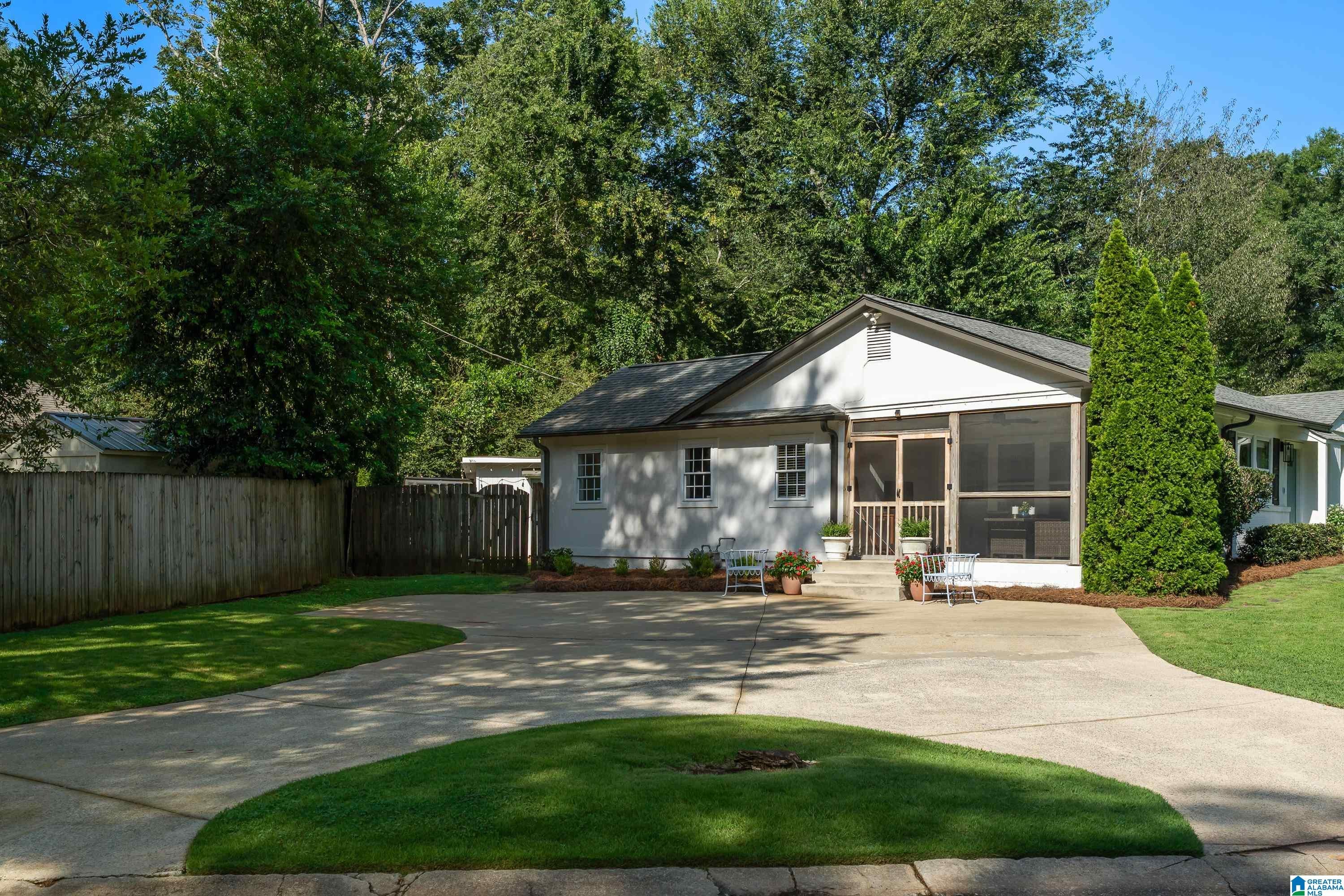 1001 KINGSBURY AVENUE