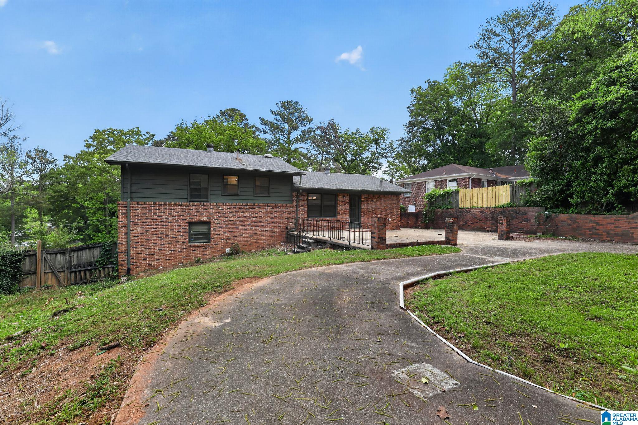 945 RIDGEWOOD CIRCLE