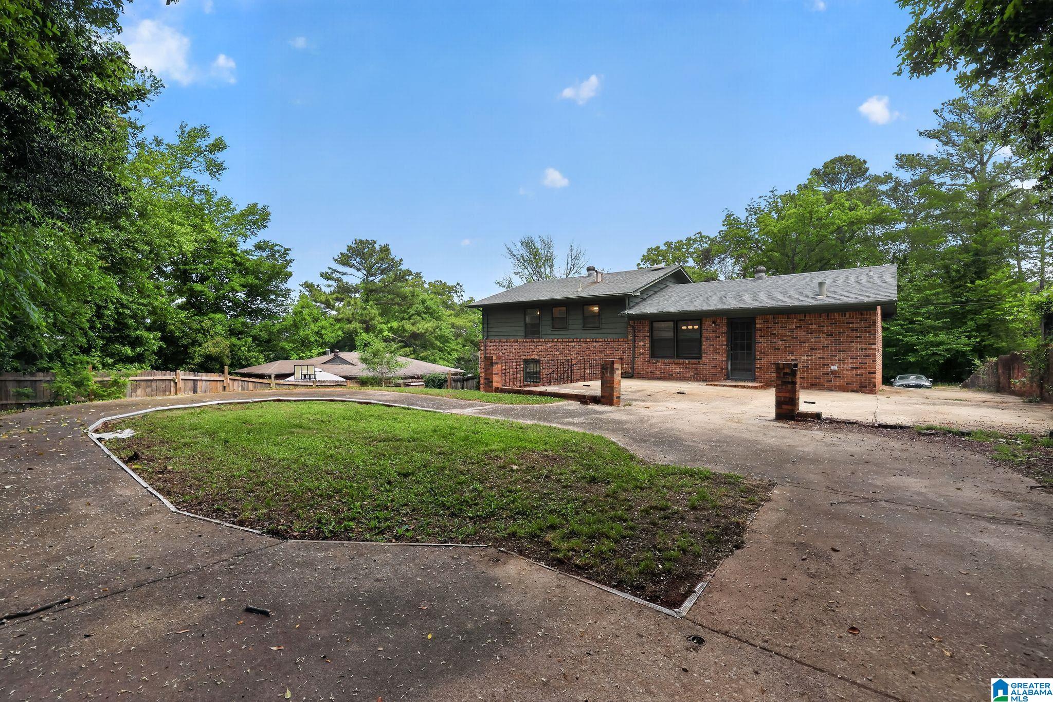 945 RIDGEWOOD CIRCLE