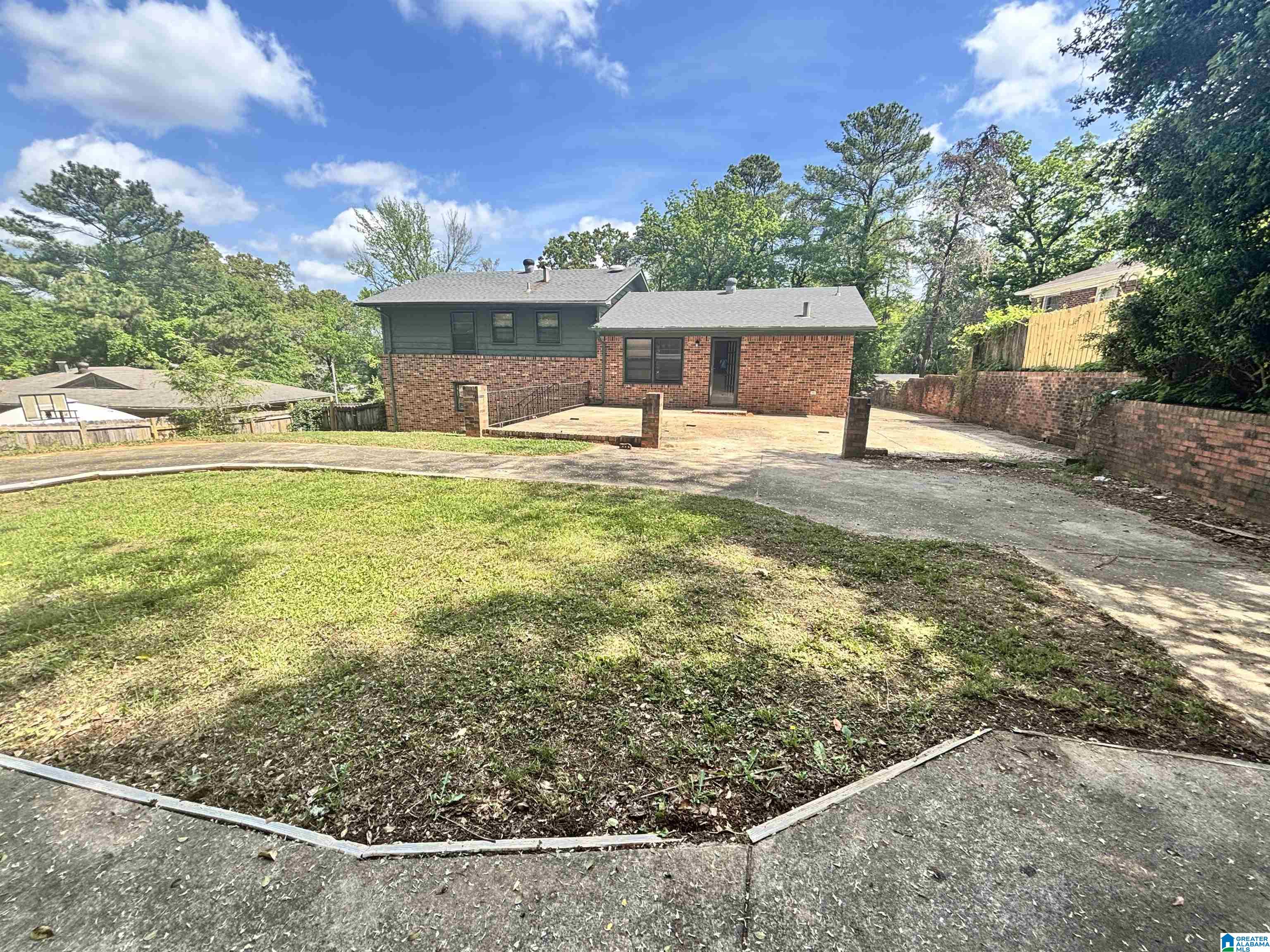 945 RIDGEWOOD CIRCLE