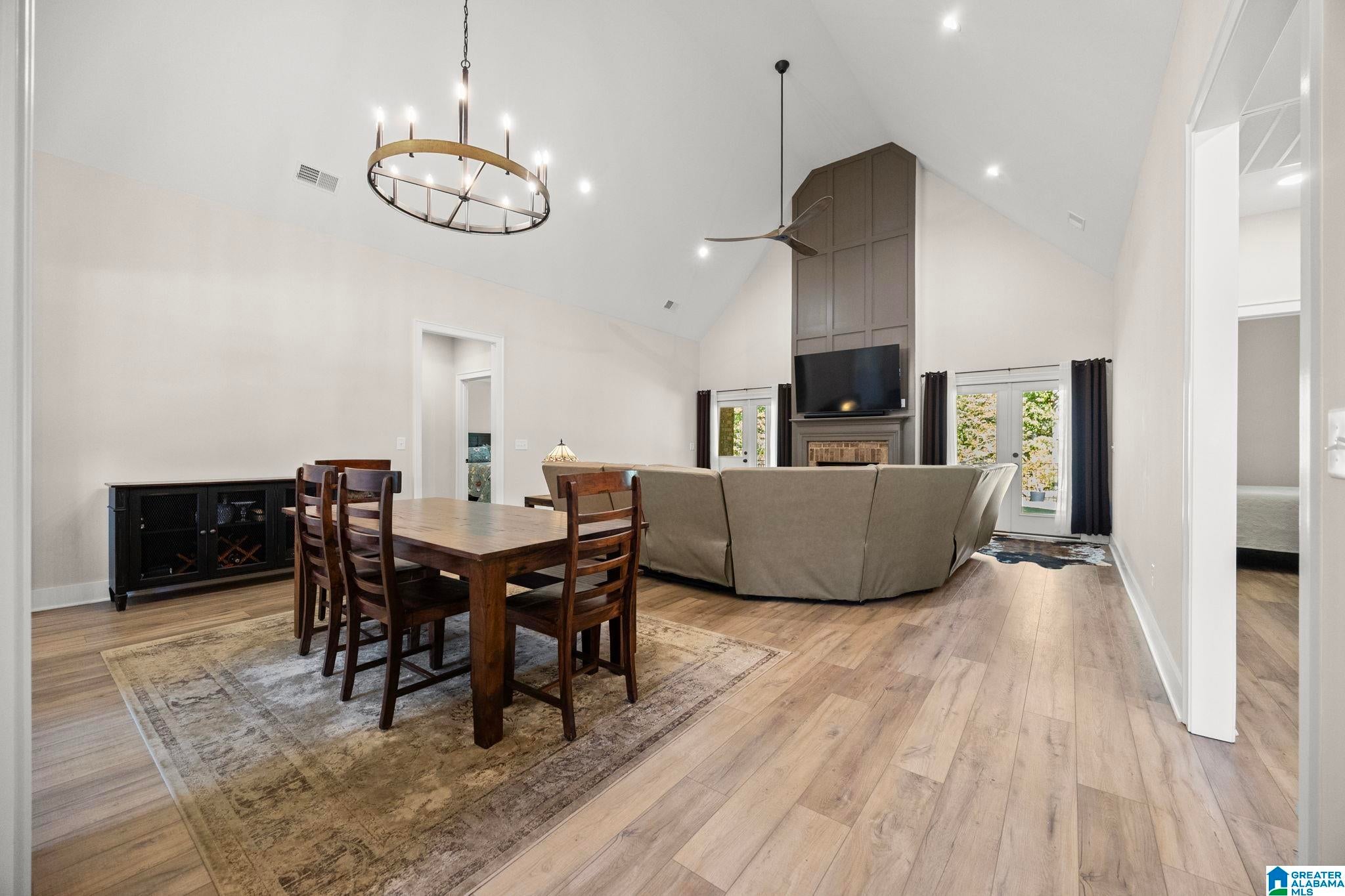 2425 MURPHY PASS