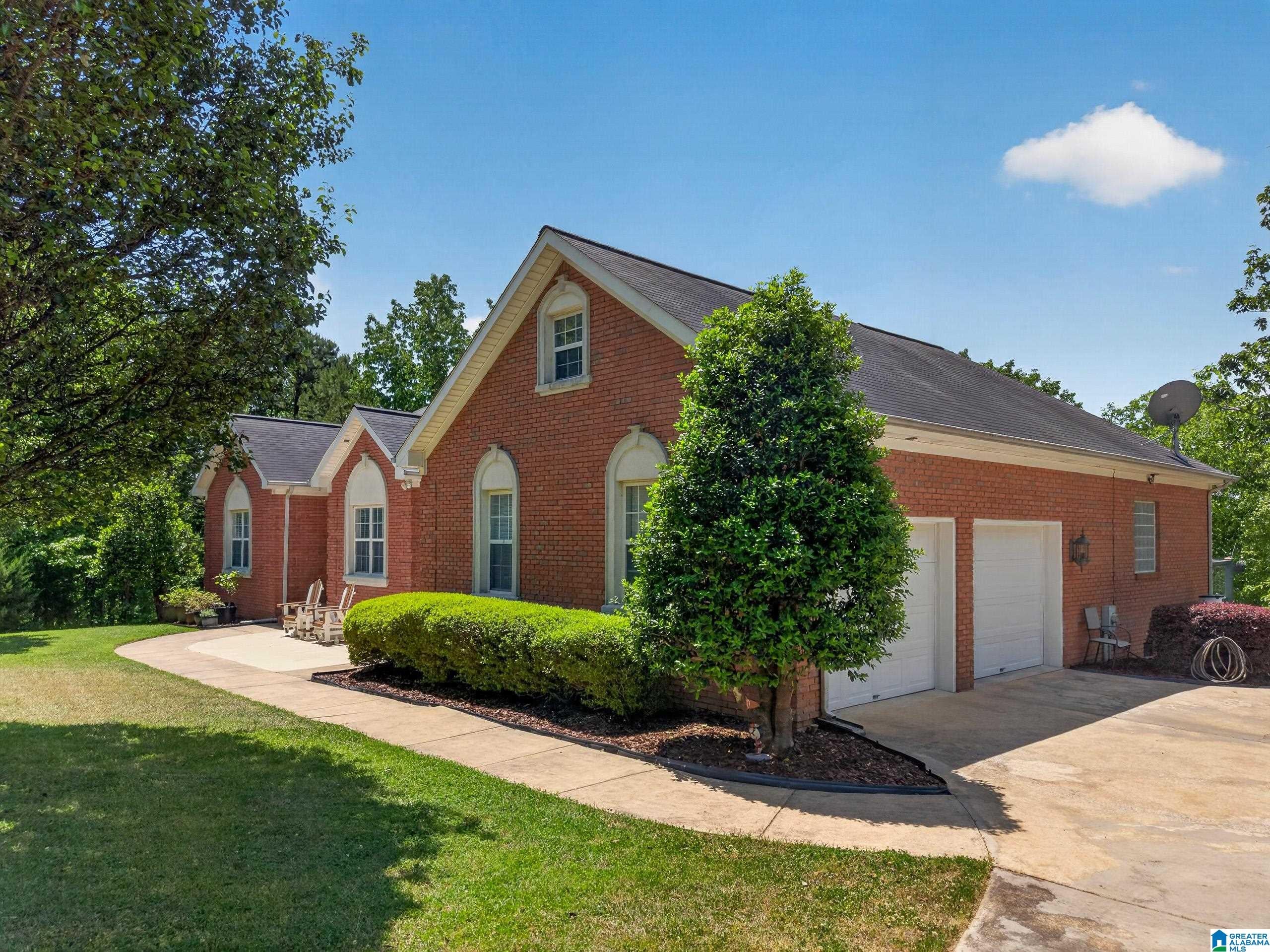 10 LAUREL CIRCLE SE