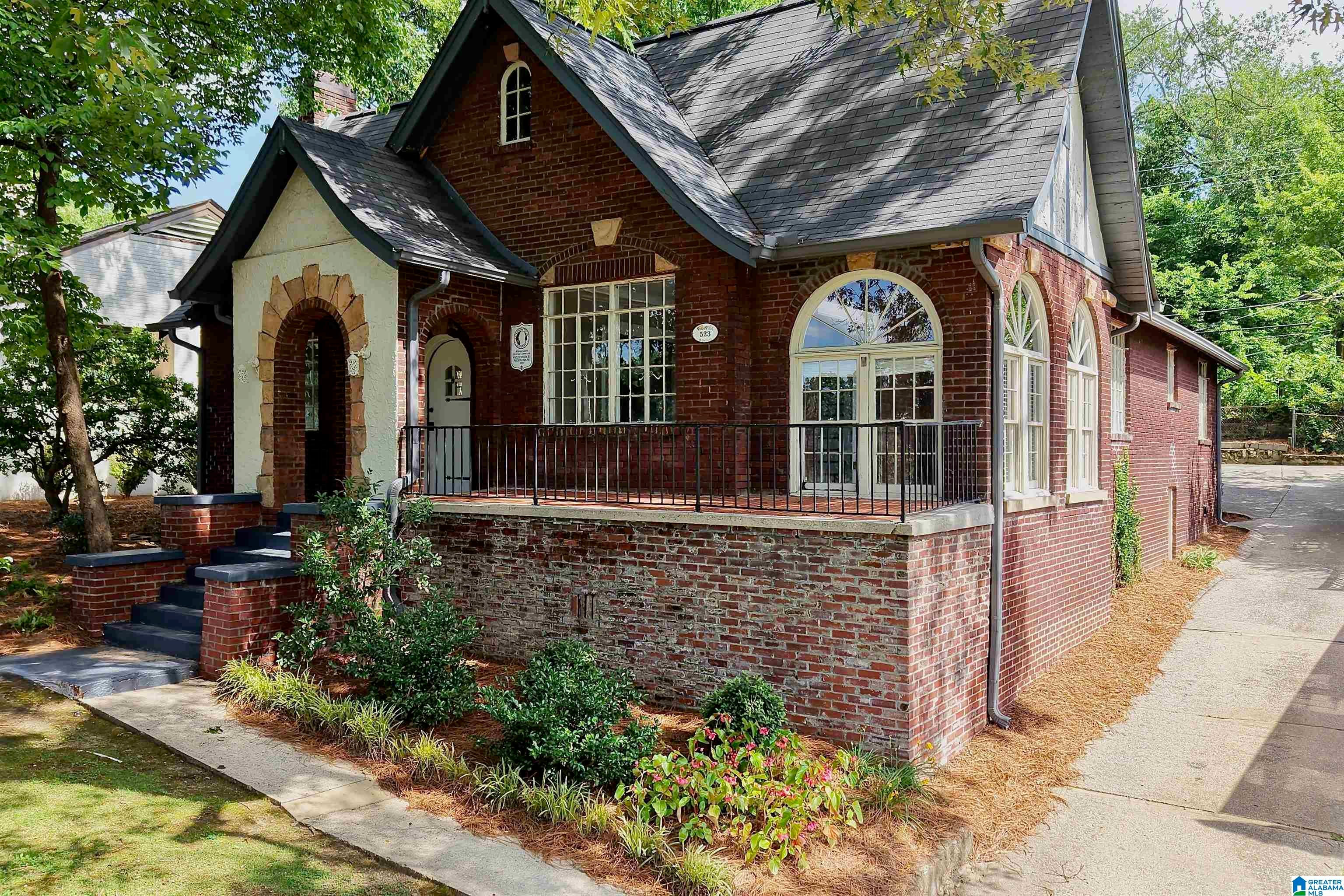 523 POINCIANA DRIVE