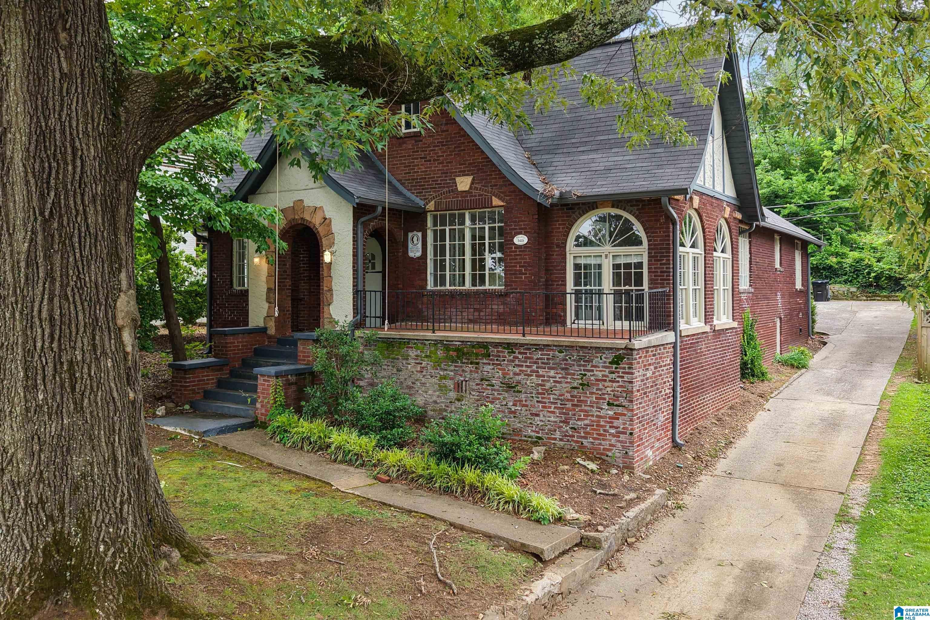 523 POINCIANA DRIVE
