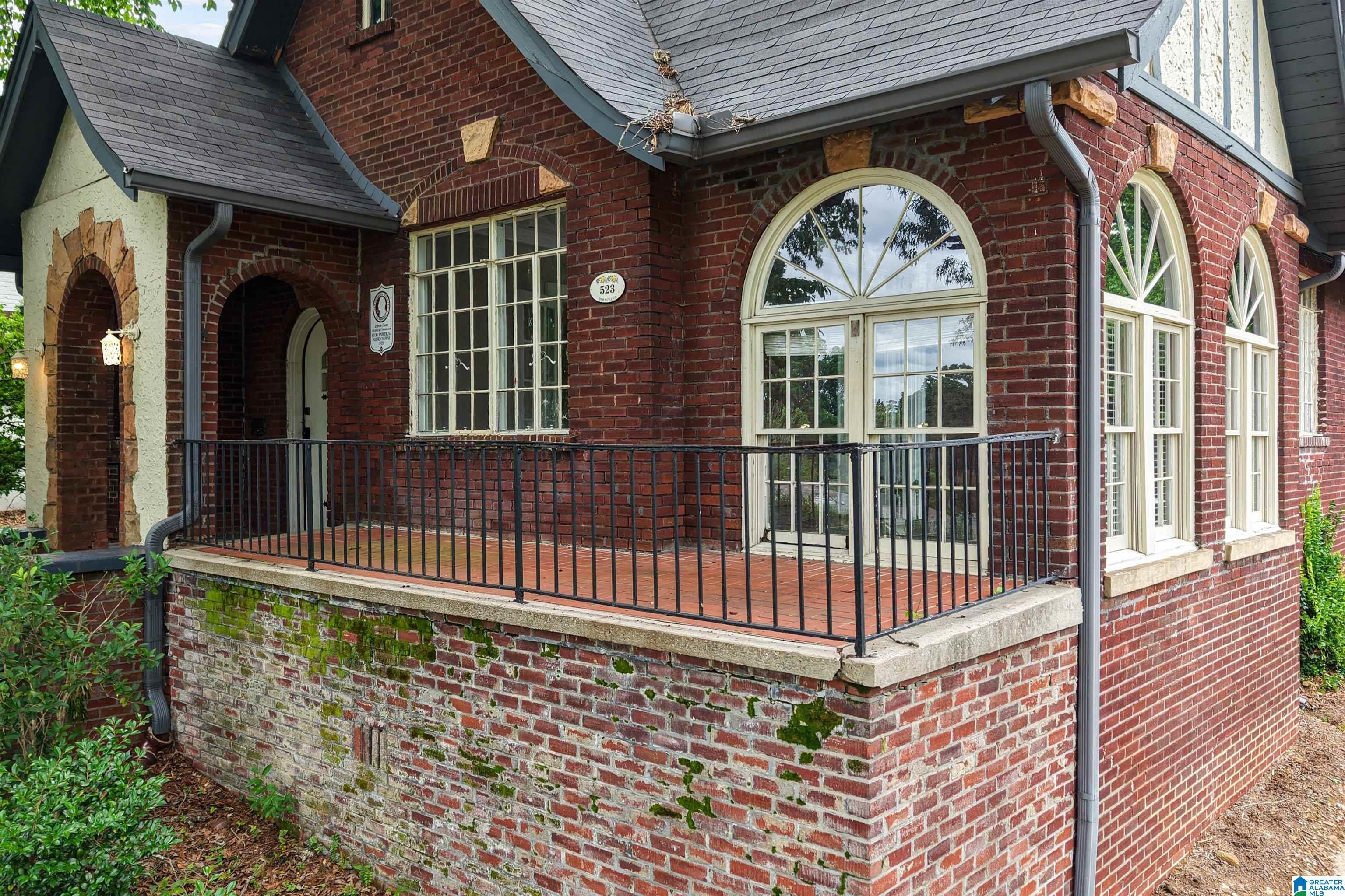 523 POINCIANA DRIVE