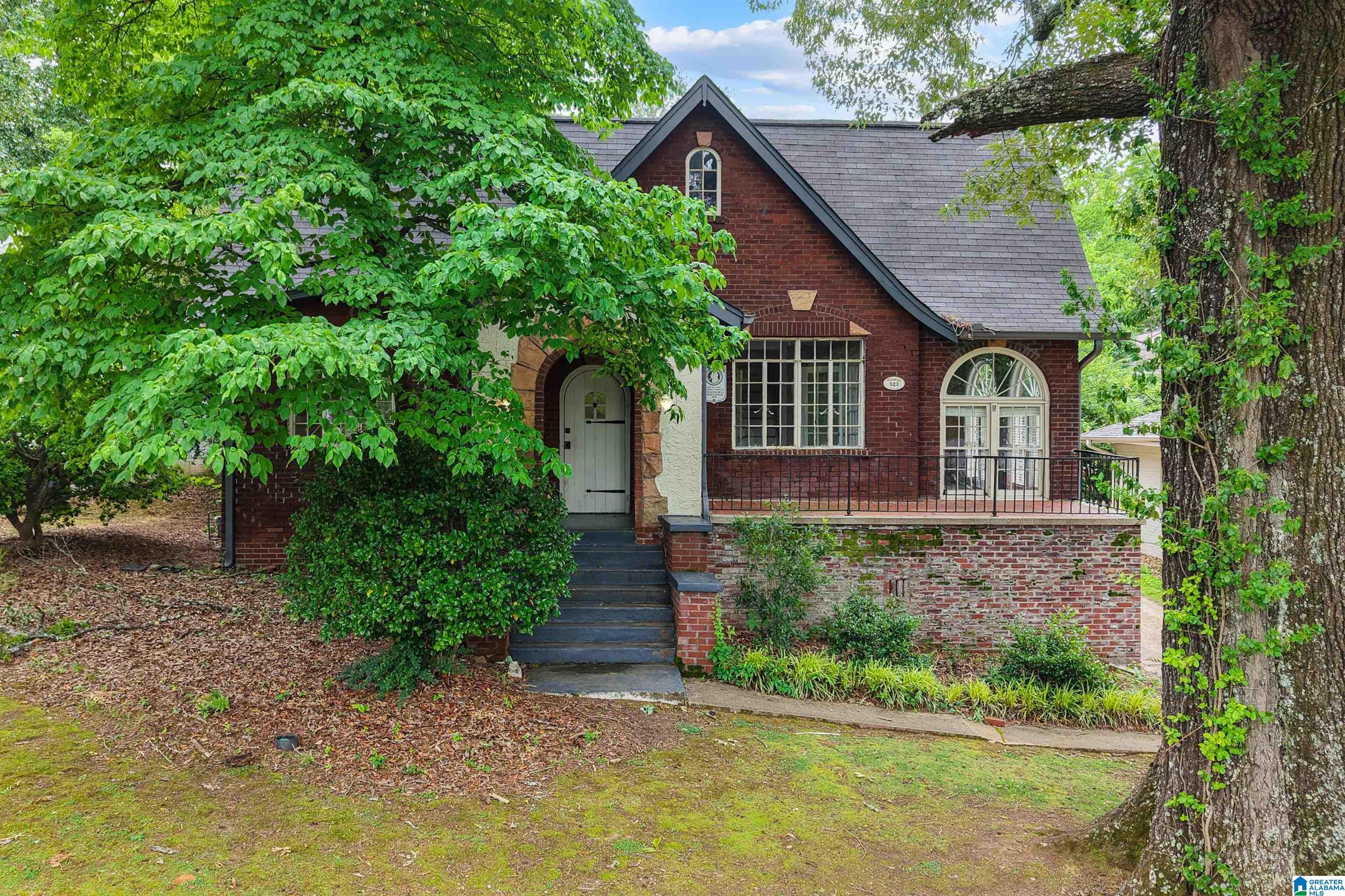 523 POINCIANA DRIVE