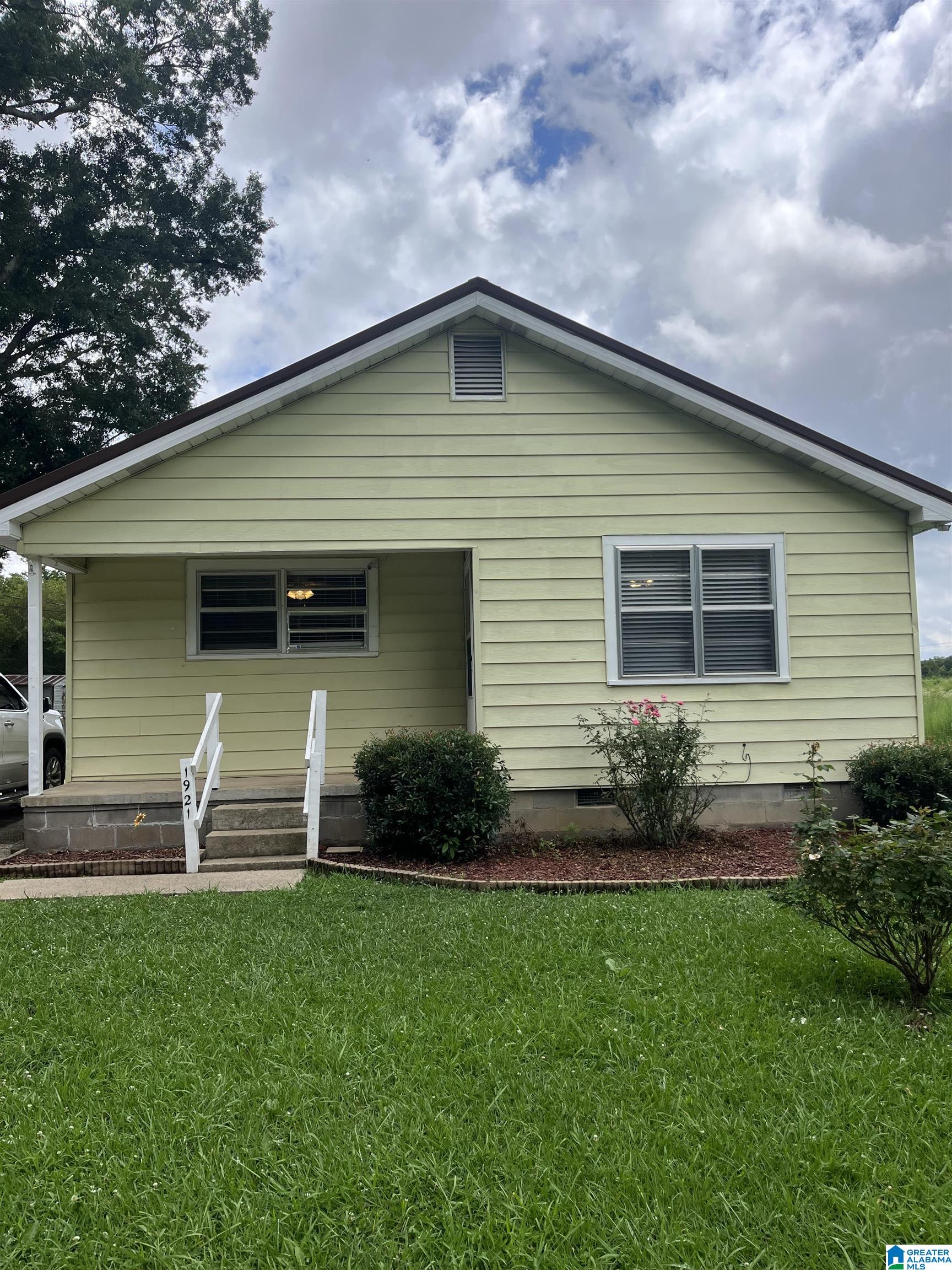 Photo 1 of 13 — 1921 SADLERTOWN ROAD, BESSEMER, AL 35022