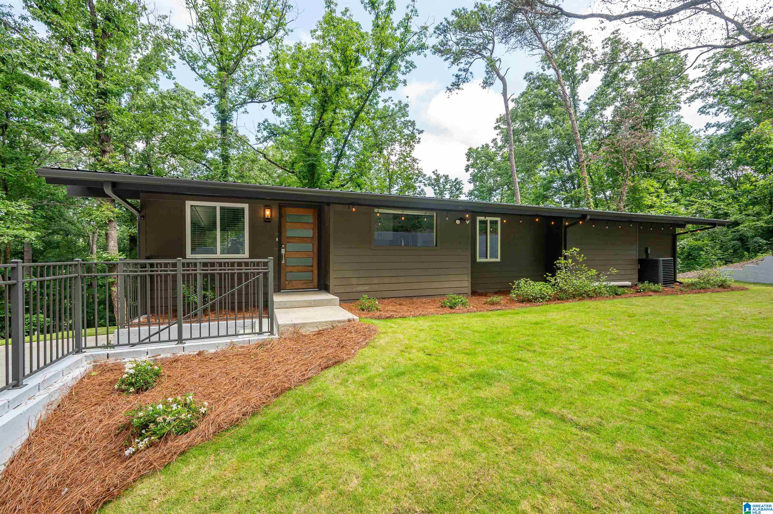 945 DELCRIS DRIVE