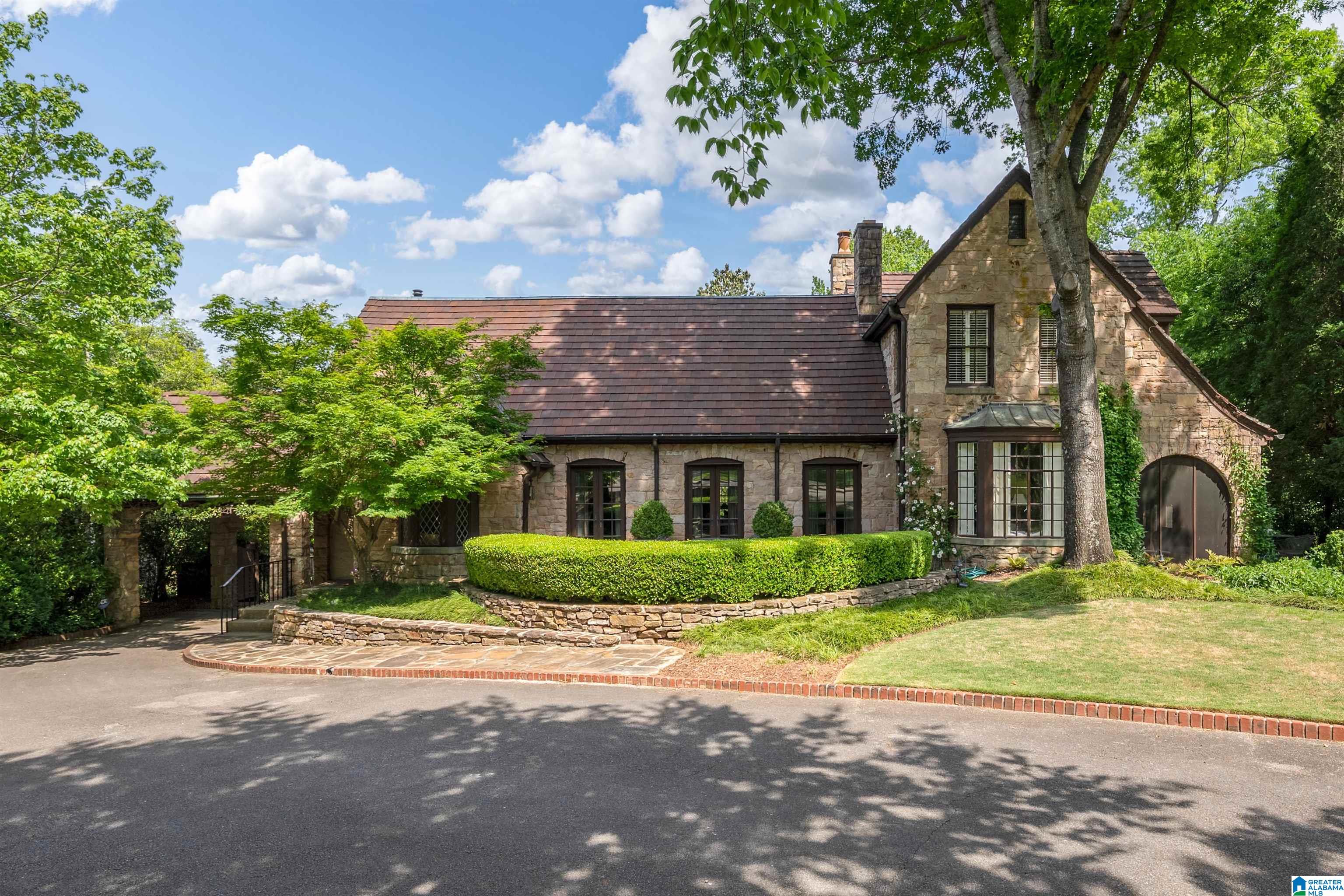 2724 CANTERBURY ROAD