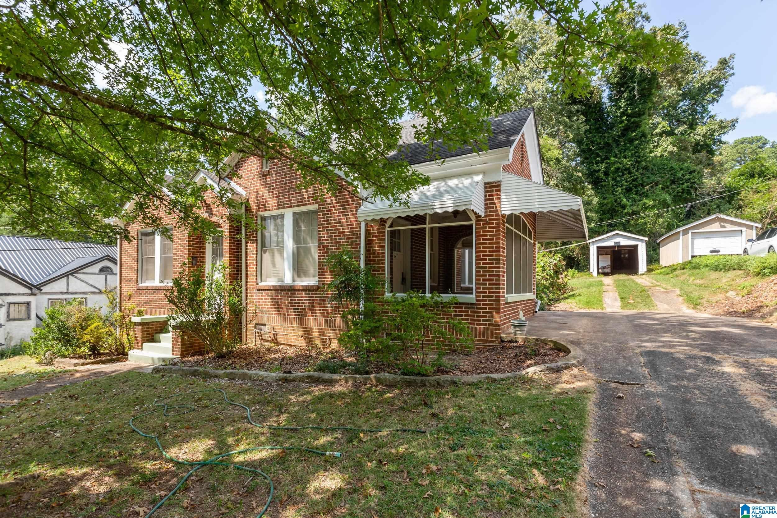2124 WOODLAND AVENUE