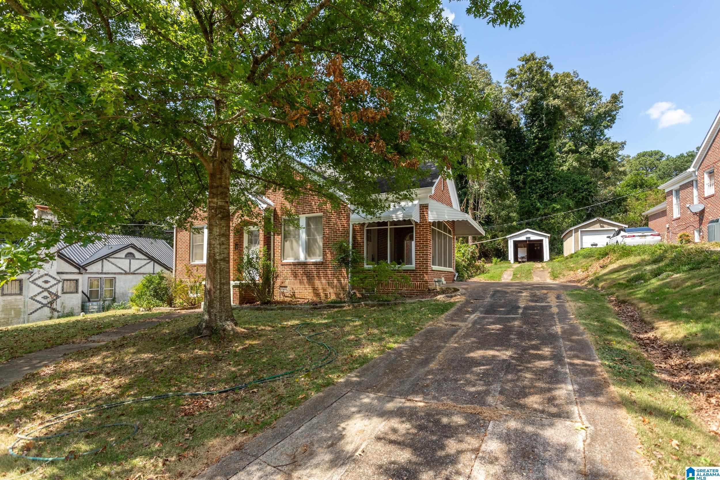 2124 WOODLAND AVENUE