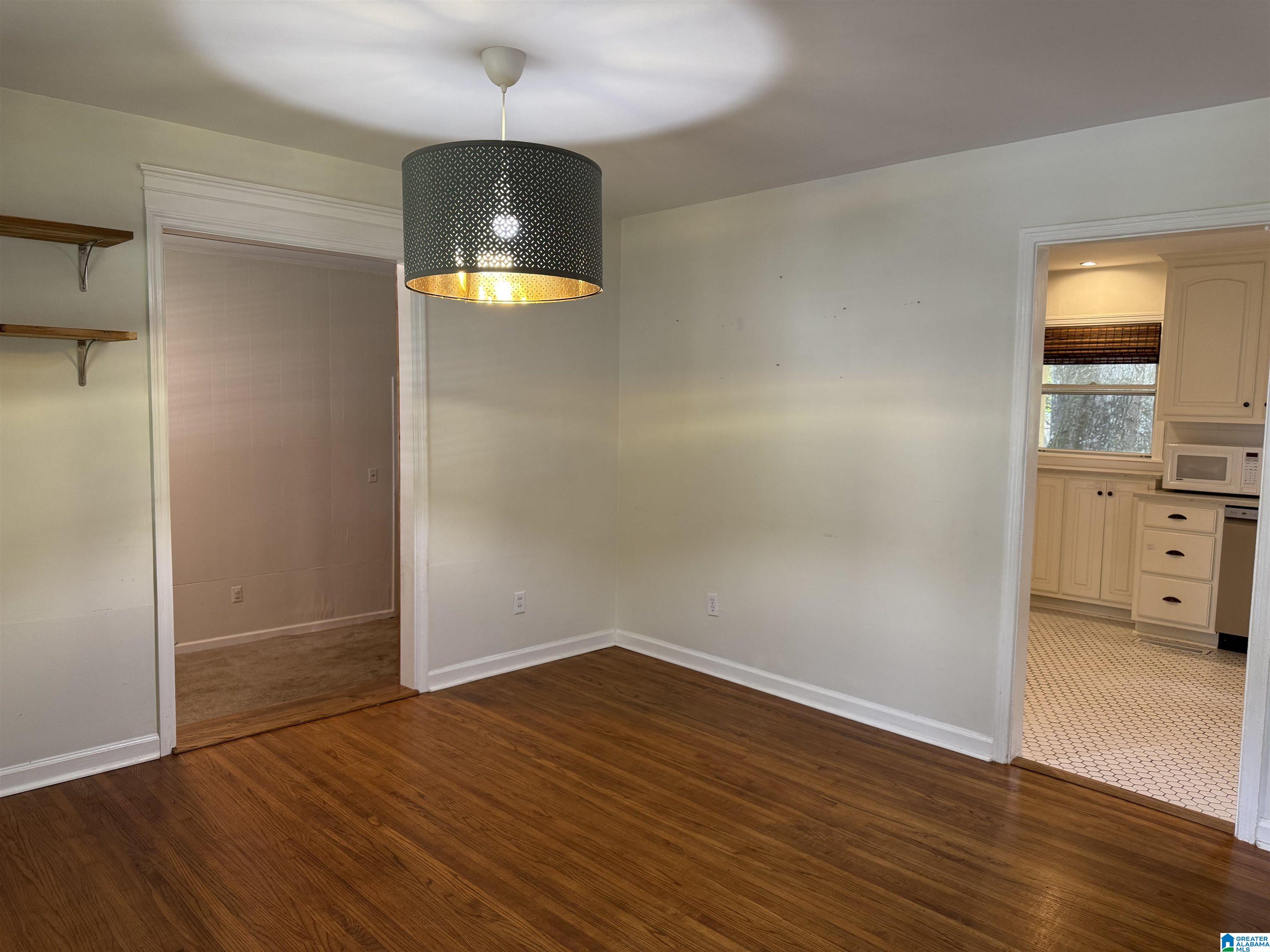 401 WOODVALE LANE