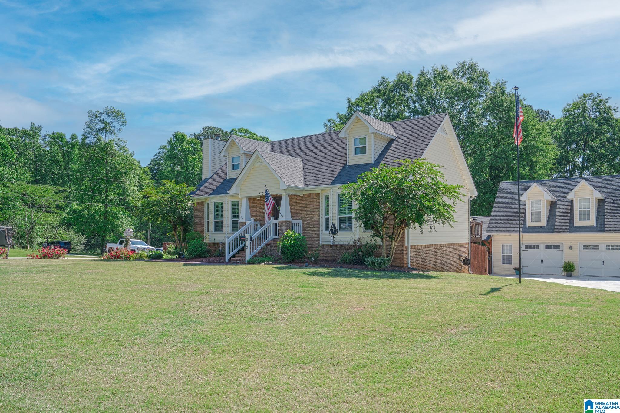 812 PINE CIRCLE