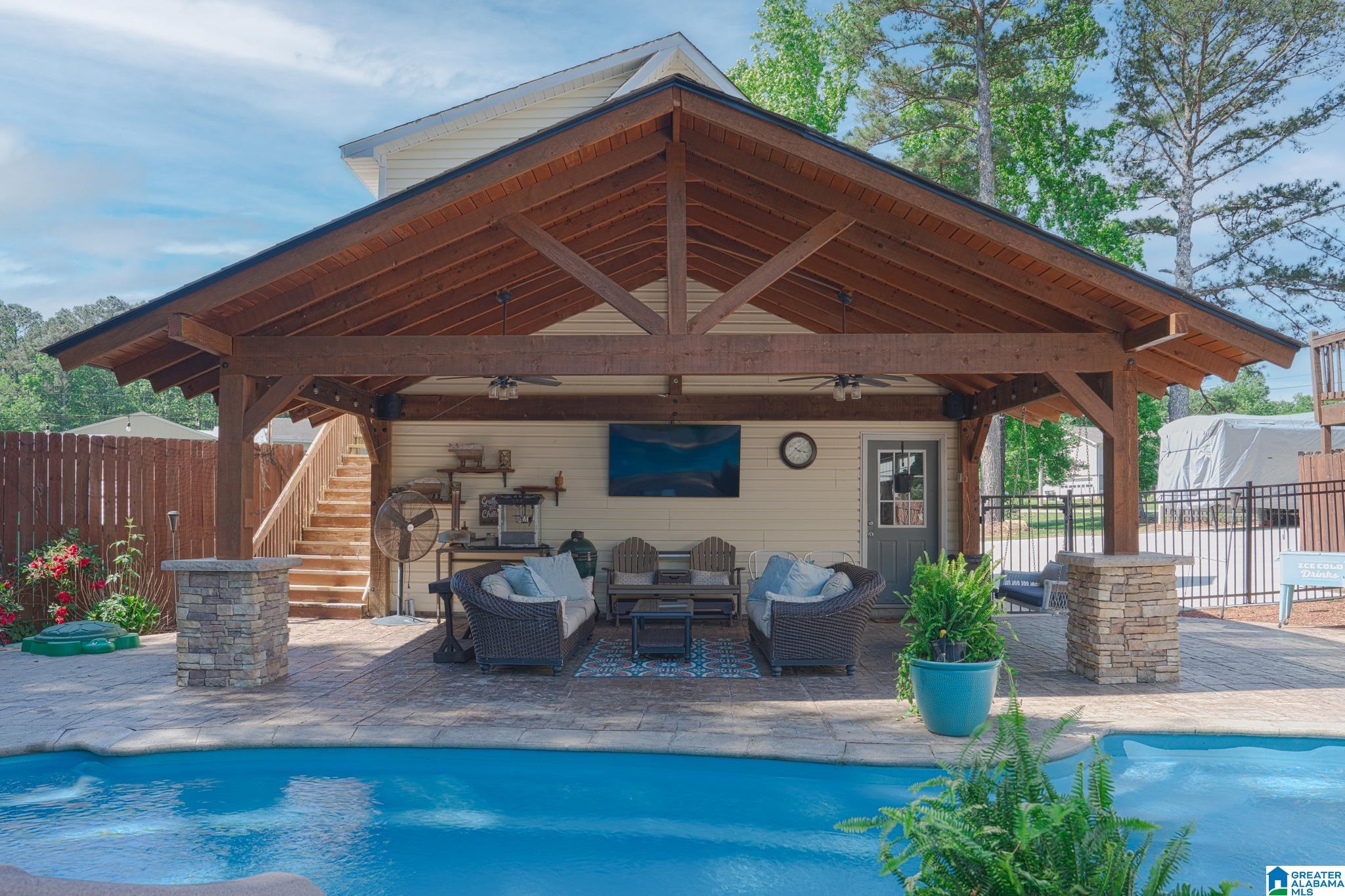 812 PINE CIRCLE