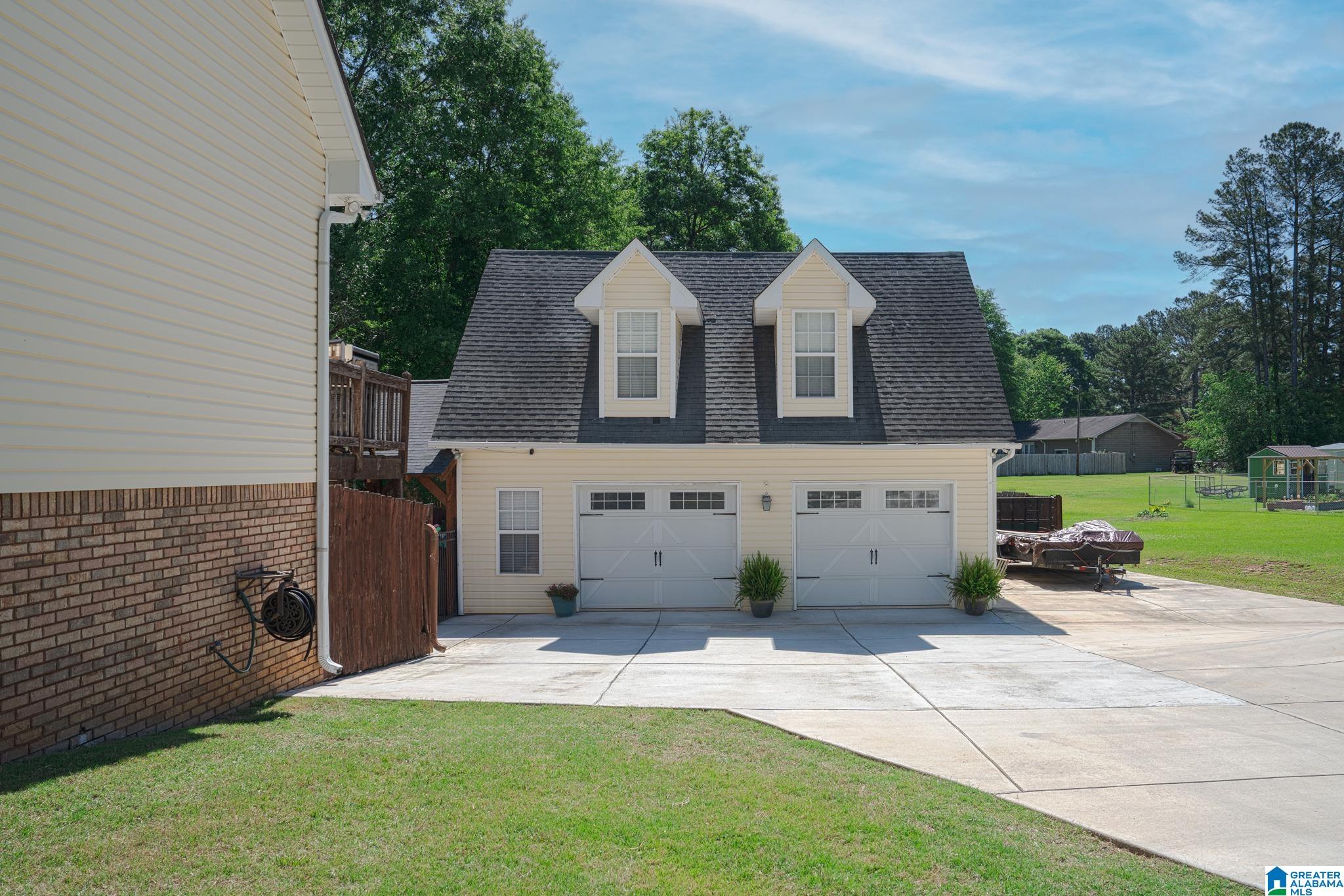 812 PINE CIRCLE