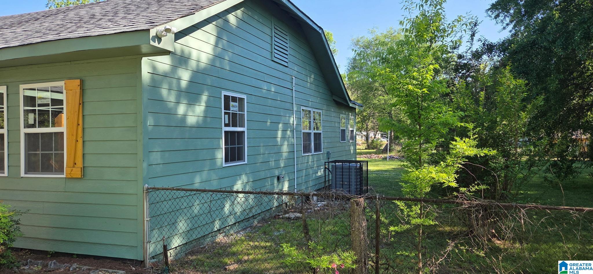 3233 CEDAR AVENUE SW