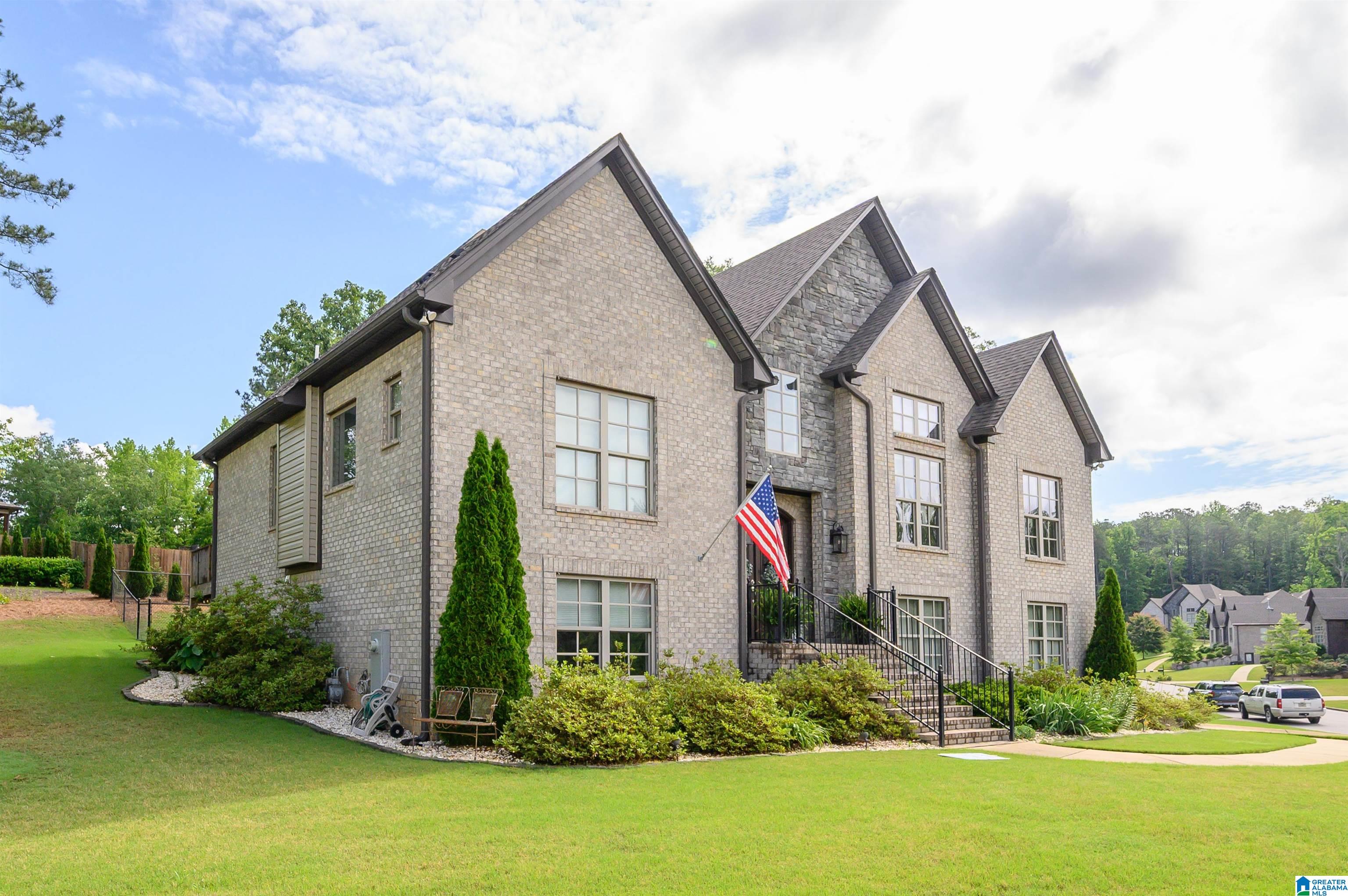 104 GREY OAKS COURT