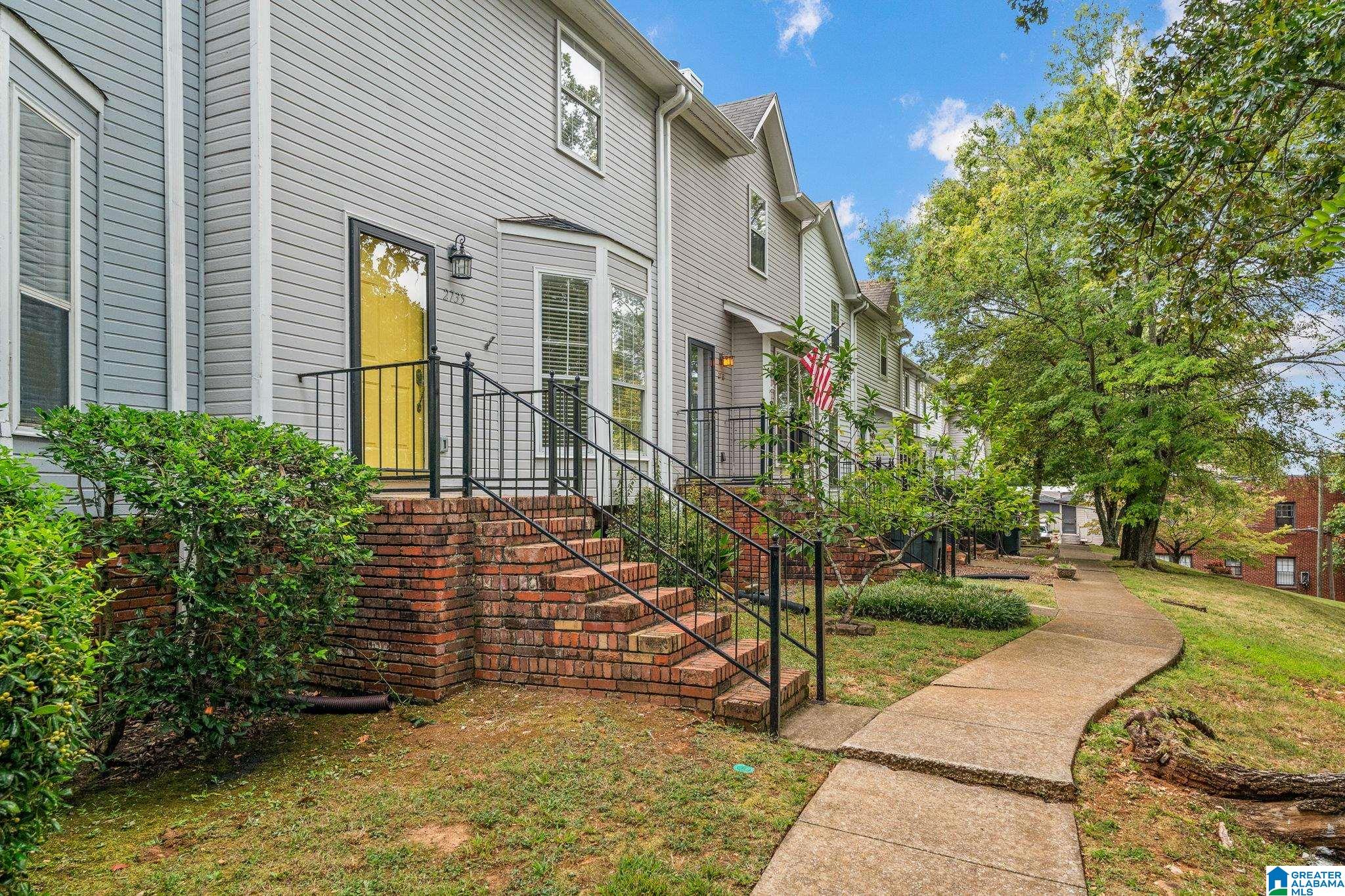 2735 NIAZUMA AVENUE S