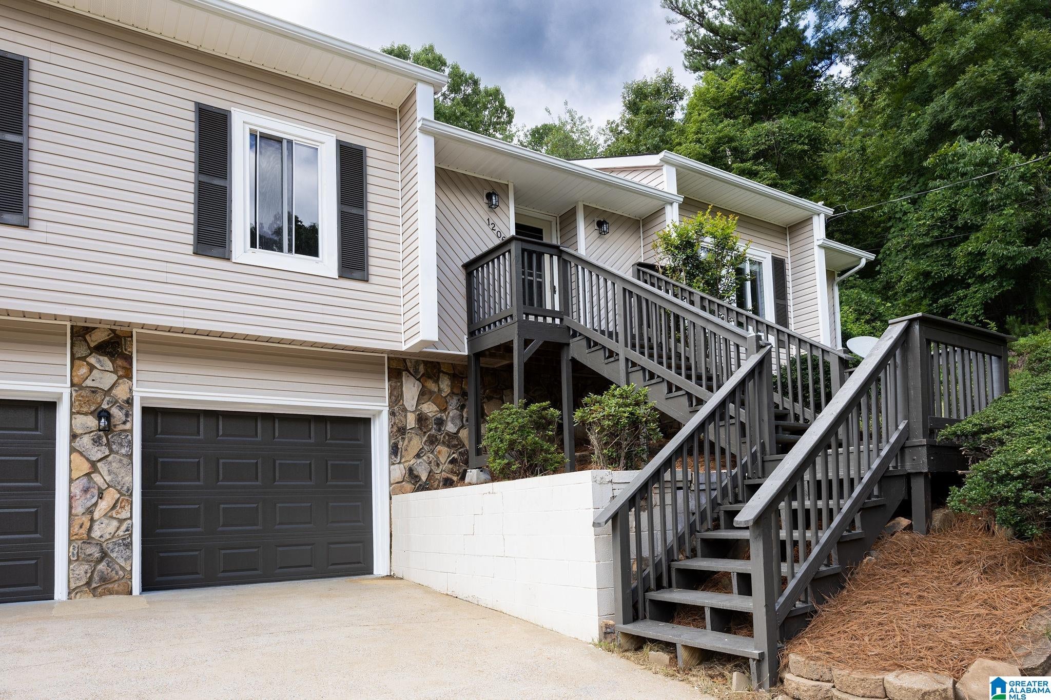1206 LOUISE DRIVE SE
