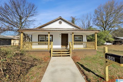 Photo of 606 W Pine Street, SYLACAUGA, AL 35150 (MLS # 21437948)