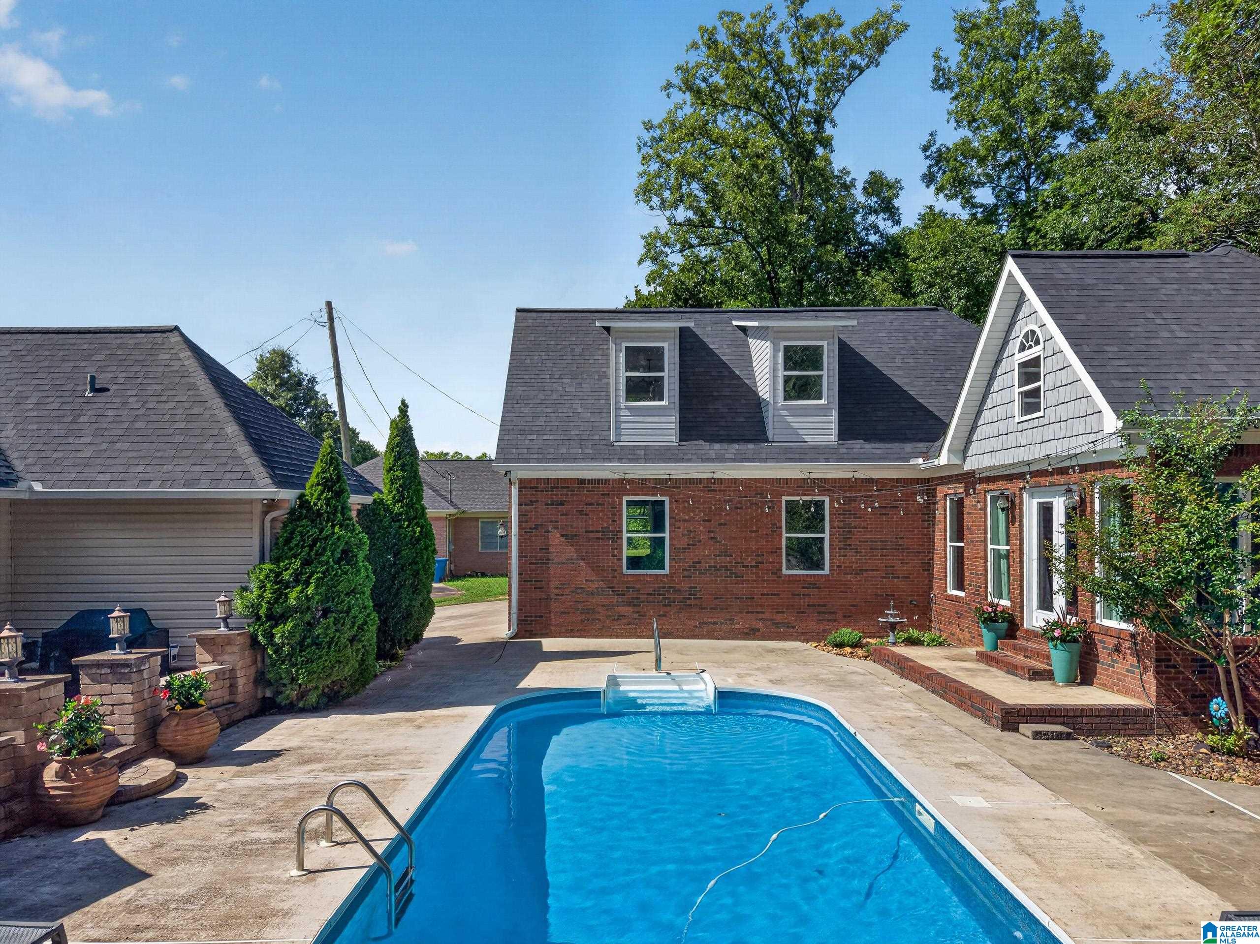 318 MAYFIELD LANE NE