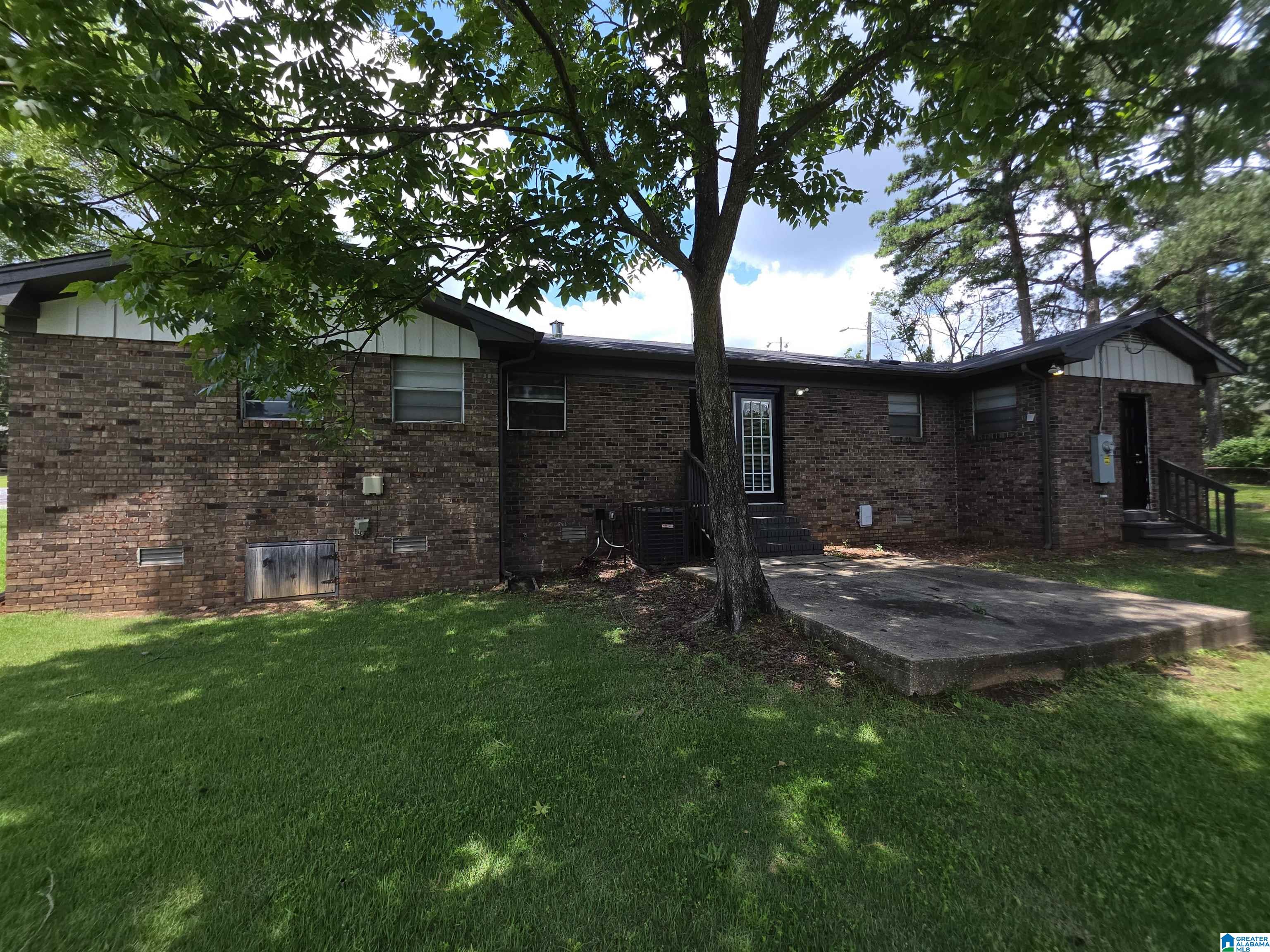 305 GLEN CREST DRIVE
