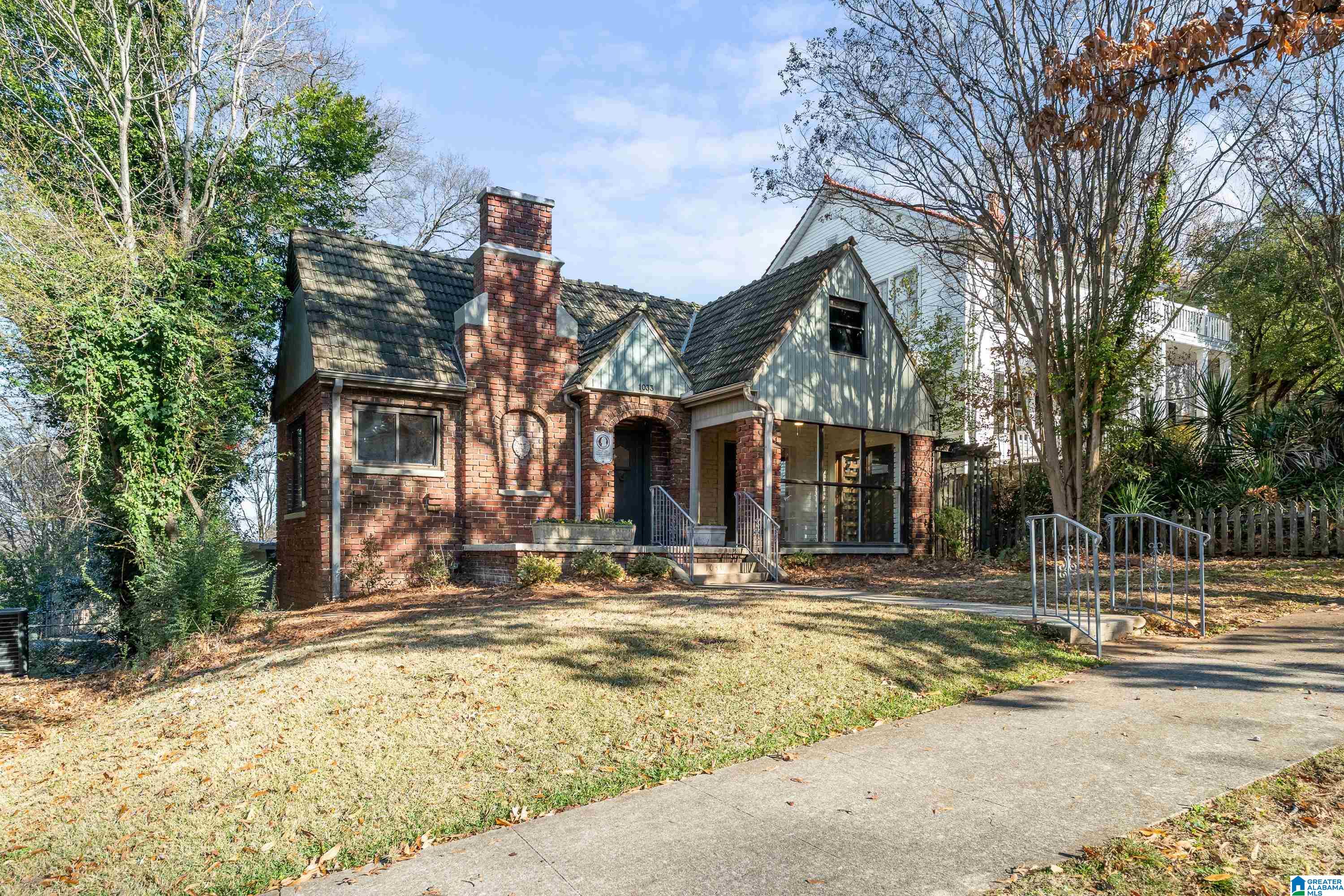 1033 LAKEVIEW CRESCENT