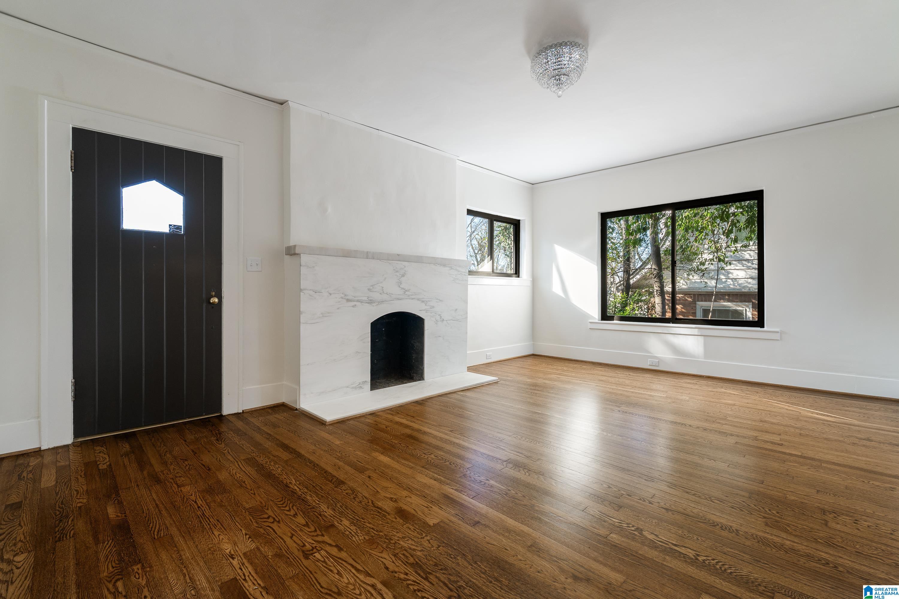 1033 LAKEVIEW CRESCENT